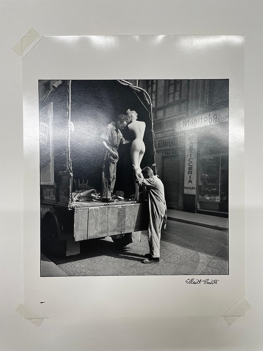 Milan, Italie par Elliott Erwitt, 1949, tirage gélatino-argentique, photographie en vente 2