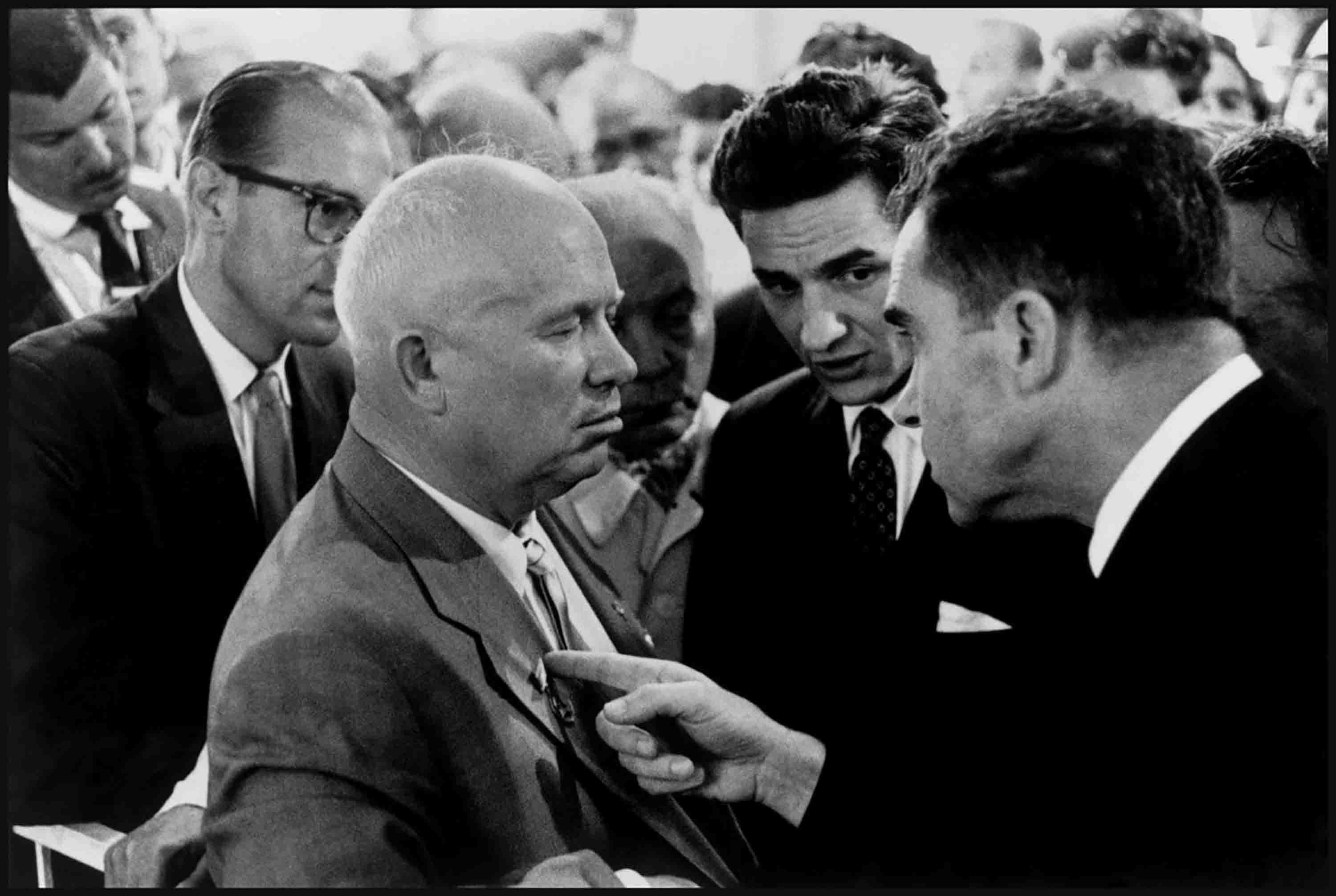 Nikita Chruschtschow und Richard Nixon, Moskau, 1959  - Elliott Erwitt (Schwarz-Weiß-Fotografie)
Signiert, mit Titel bezeichnet und datiert auf dem beiliegenden Label des Künstlers
Silbergelatineabzug, später gedruckt

Erhältlich in vier Größen:
11