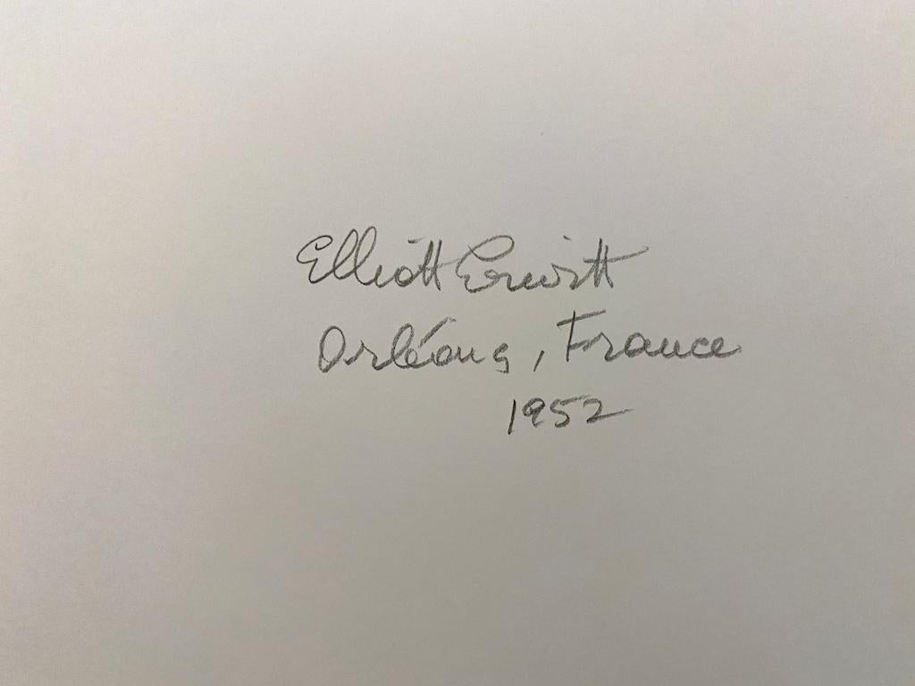 Signé par Elliott Erwitt.
Tirage à la gélatine argentique, 11 x 14 in.

Né de parents russes à Paris en 1928, Elliott Erwitt a passé son enfance à Milan, en Italie, avant d'émigrer aux États-Unis. Adolescent vivant à Hollywood, il s'est intéressé à