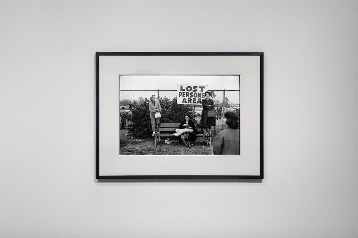Pasadena, Kalifornien, 1963 - Elliott Erwitt (Fotografie in Schwarz-Weiß) im Angebot 1