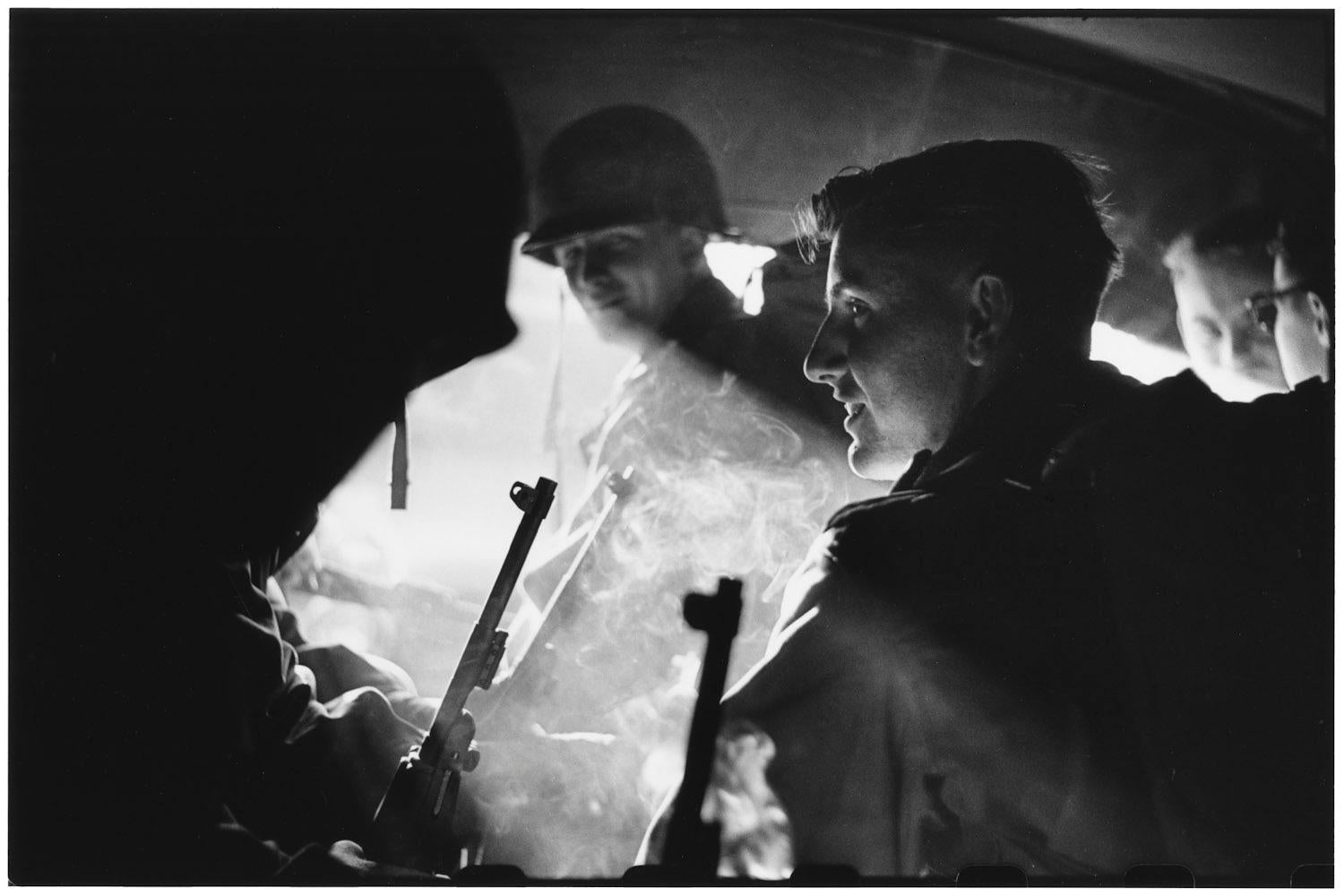 États-Unis, Fort Dix, New Jersey, 1951 - Elliott Erwitt (Photographie en noir et blanc)
Signé, inscrit avec le titre et daté sur l'étiquette de l'artiste qui l'accompagne
Tirage à la gélatine argentique, imprimé ultérieurement

Disponible en quatre