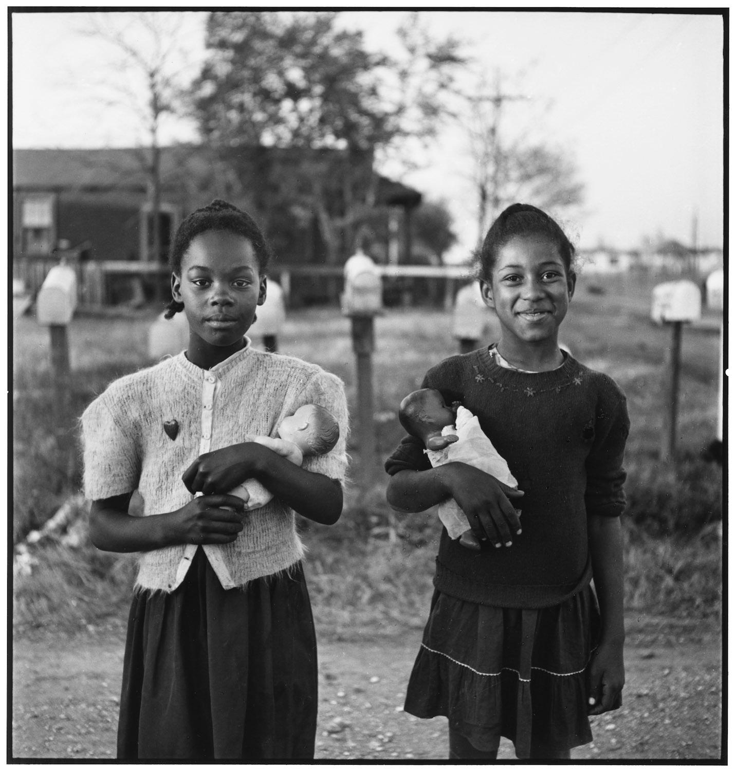 USA, New Orleans, Louisiana, 1947 - Elliott Erwitt (Schwarz-Weiß-Fotografie)
Signiert, betitelt und datiert auf dem beiliegenden Etikett des Künstlers
Silbergelatineabzug, später gedruckt

Erhältlich in vier Größen:
11 x 14 Zoll
16 x 20 Zoll
20 x 24