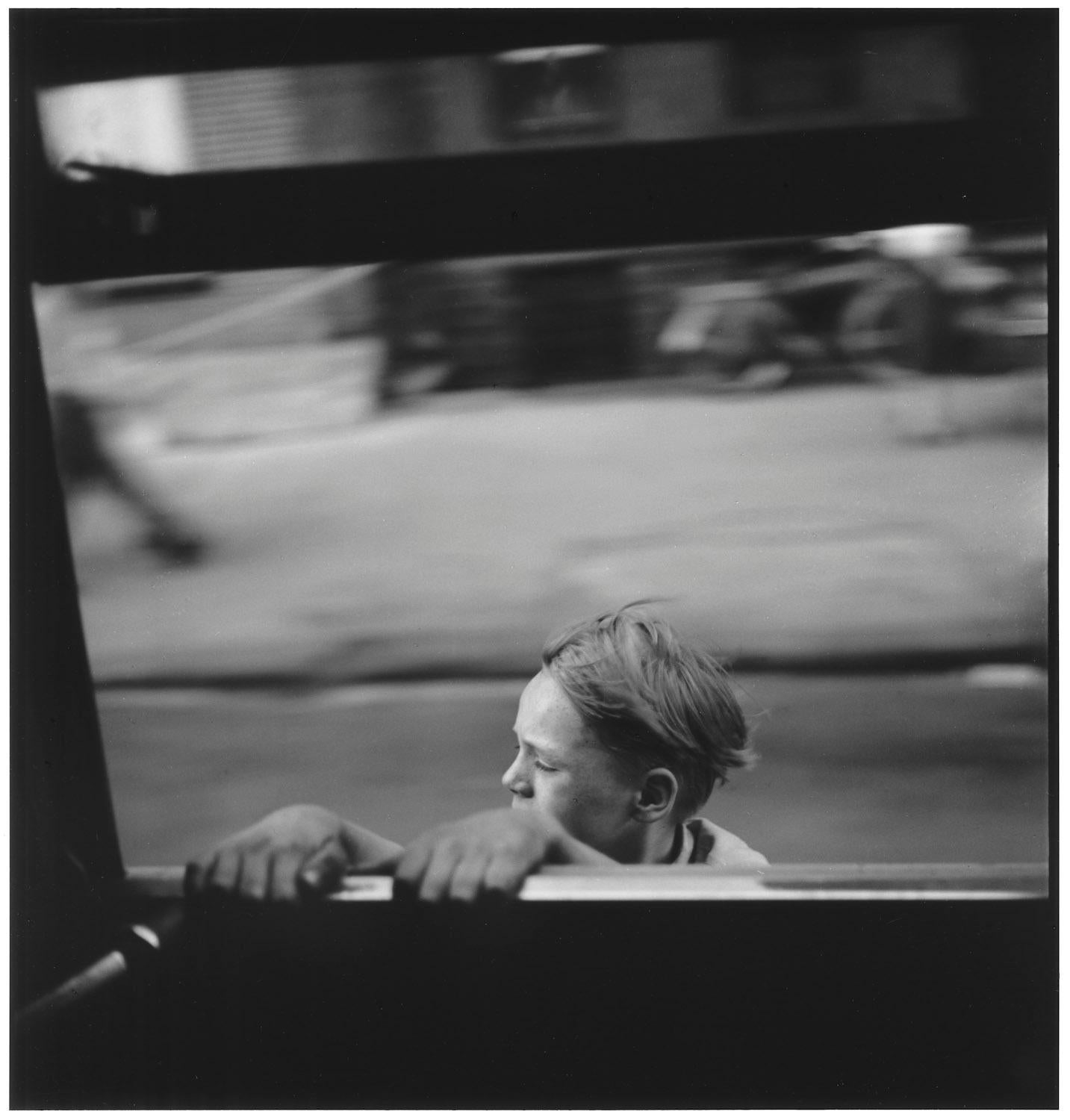 USA, New York City, 1948 - Elliott Erwitt (Schwarz-Weiß-Fotografie)
Signiert, mit Titel bezeichnet und datiert auf dem beiliegenden Label des Künstlers
Silbergelatineabzug, später gedruckt

Erhältlich in vier Größen:
11 x 14 Zoll
16 x 20 Zoll
20 x