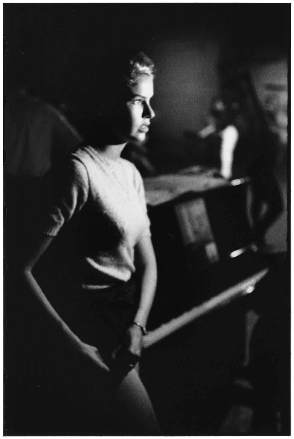 USA, New York City, 1954 - Elliott Erwitt (Schwarz-Weiß-Fotografie)
Signiert, betitelt und datiert auf dem beiliegenden Etikett des Künstlers
Silbergelatineabzug, später gedruckt

Erhältlich in vier Größen:
11 x 14 Zoll
16 x 20 Zoll
20 x 24 Zoll
30
