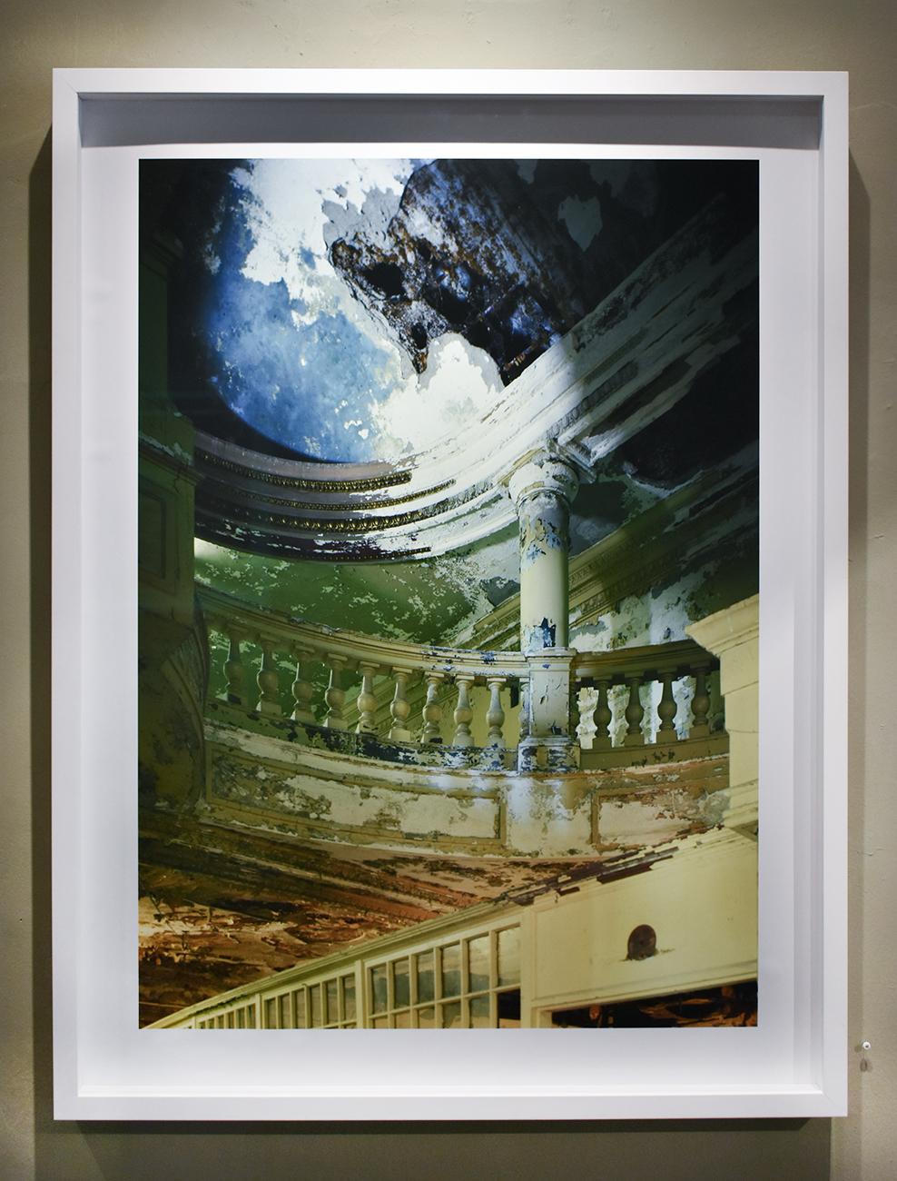 Lobby du Capitole du Théâtre (photographie contemporaine d'un intérieur aandoné) - Photograph de Elliott Kaufman