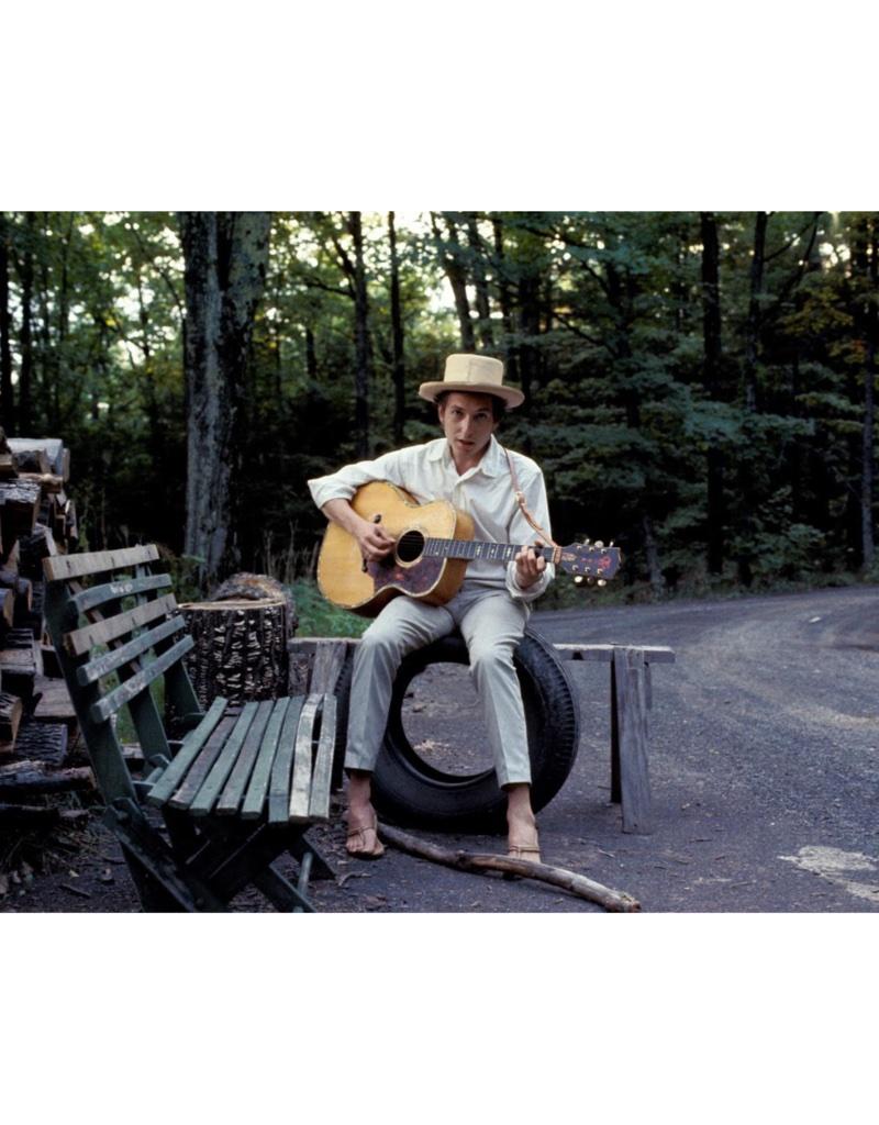 Elliott Landy Color Photograph – Bob Dylan in seinem Haus. Byrdcliff, NYC., 1968