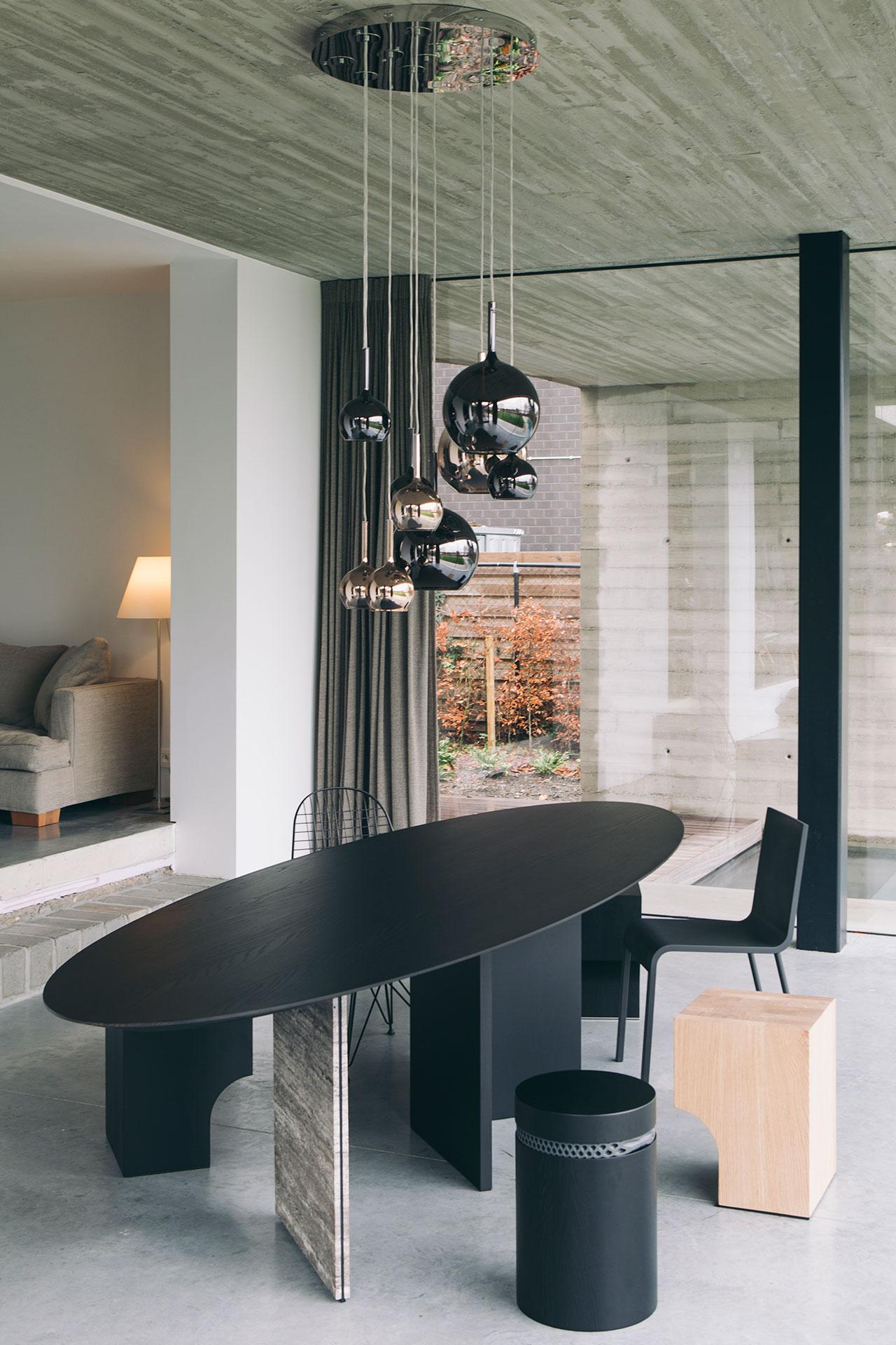 Table de salle à manger ovale contemporaine en ellipse, bois de frêne noir et travertin, Belgique en vente 2