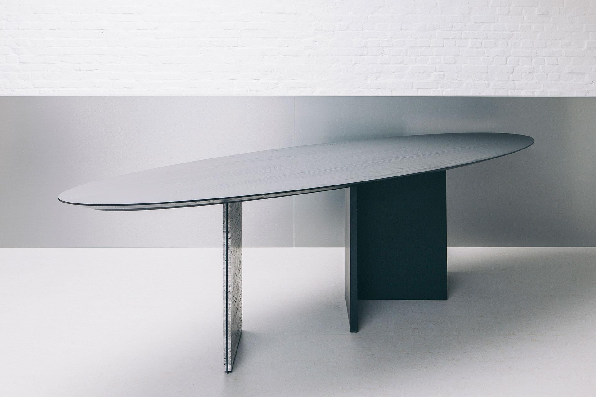 Autre Table de salle à manger ovale contemporaine en ellipse, bois de frêne noir et travertin, Belgique en vente