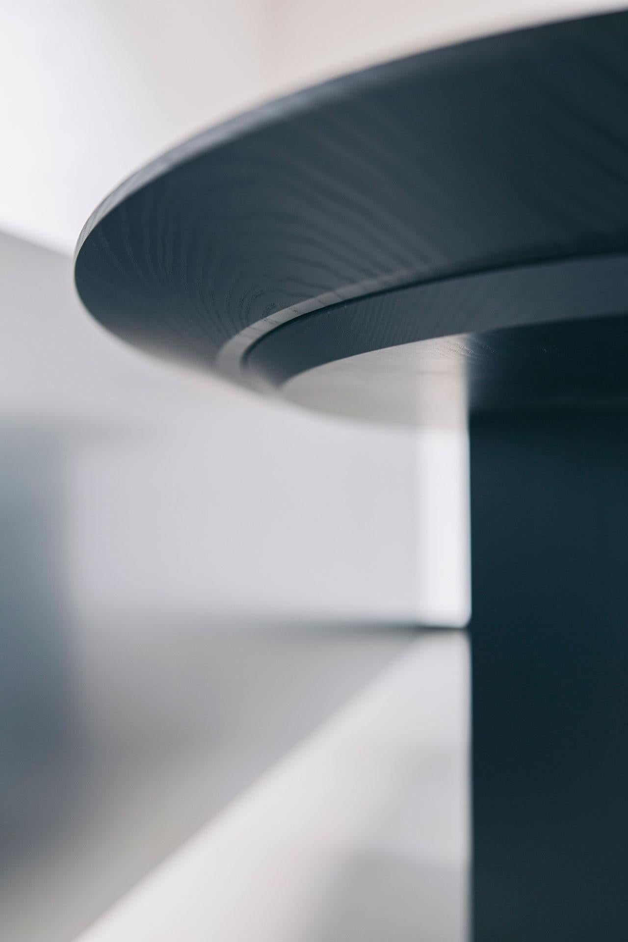 Mesa de comedor elíptica ovalada contemporánea, madera de fresno negro y travertino, Bélgica Siglo XXI y contemporáneo en venta