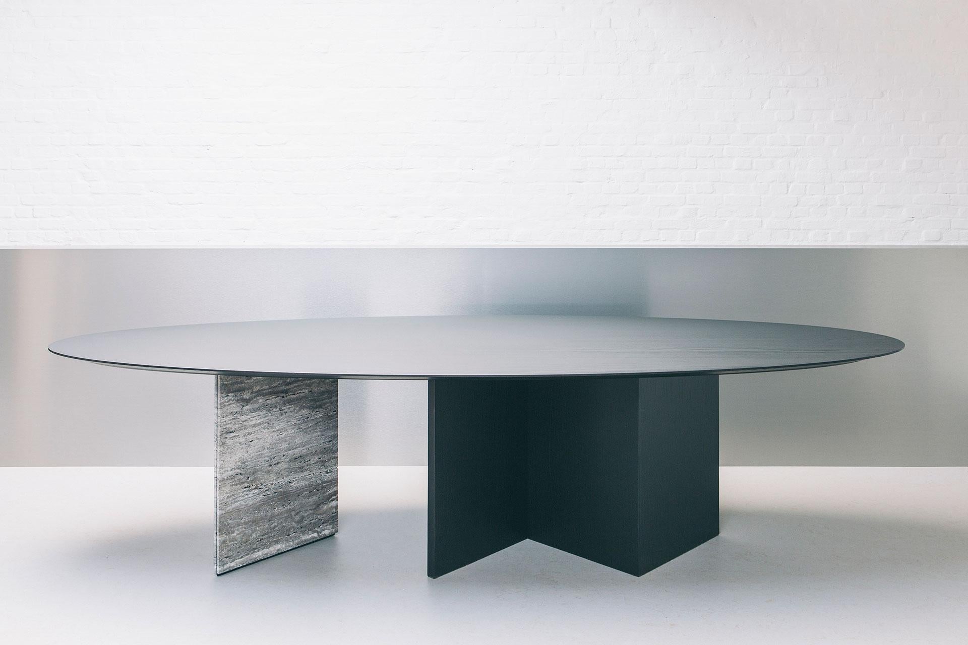 Travertin Table de salle à manger ovale contemporaine en ellipse, bois de frêne noir et travertin, Belgique en vente