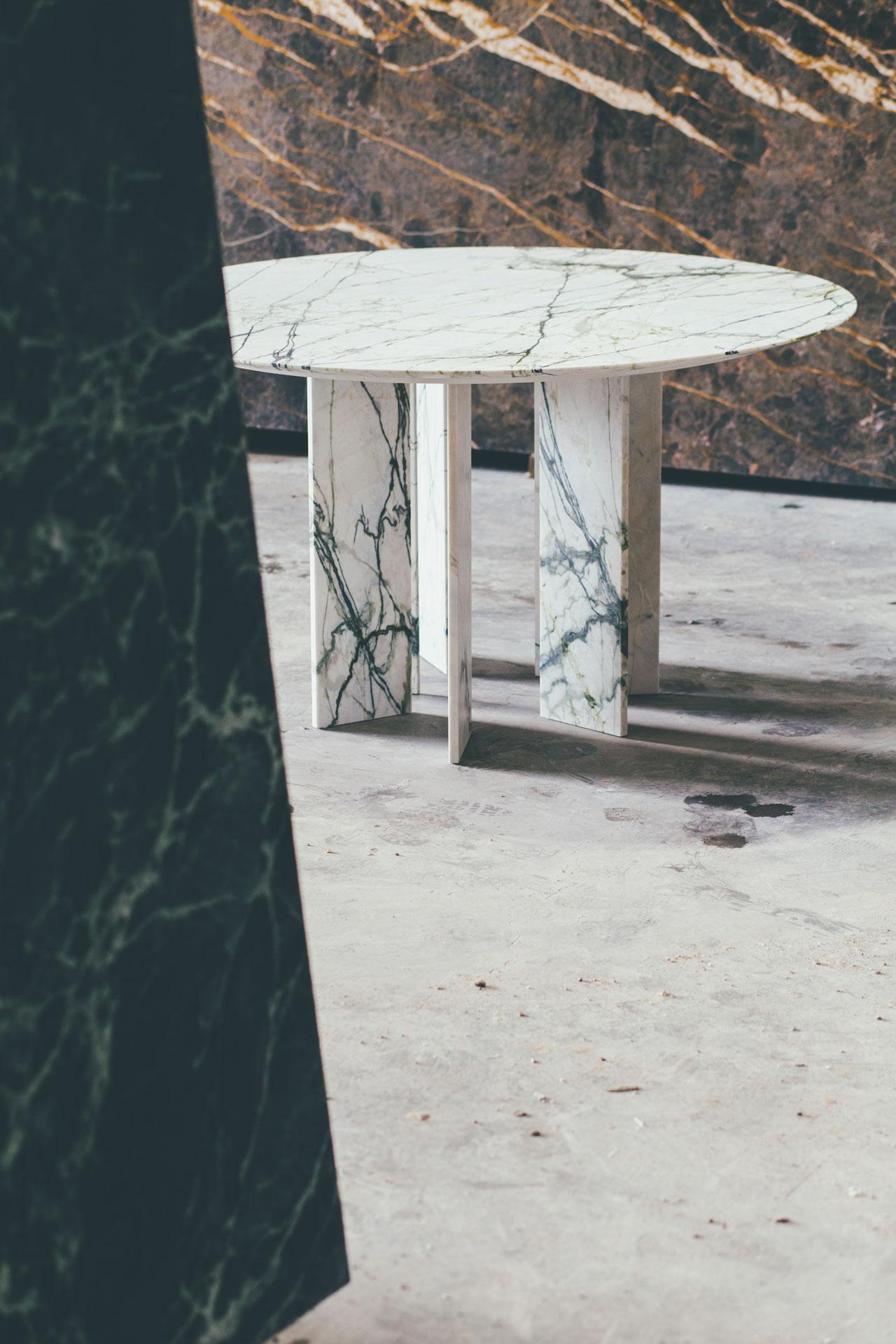 Contemporary oval ellipse dining table in marble, Belgium, Collectible piece In Excellent Condition For Sale In Antwerp, Antwerp