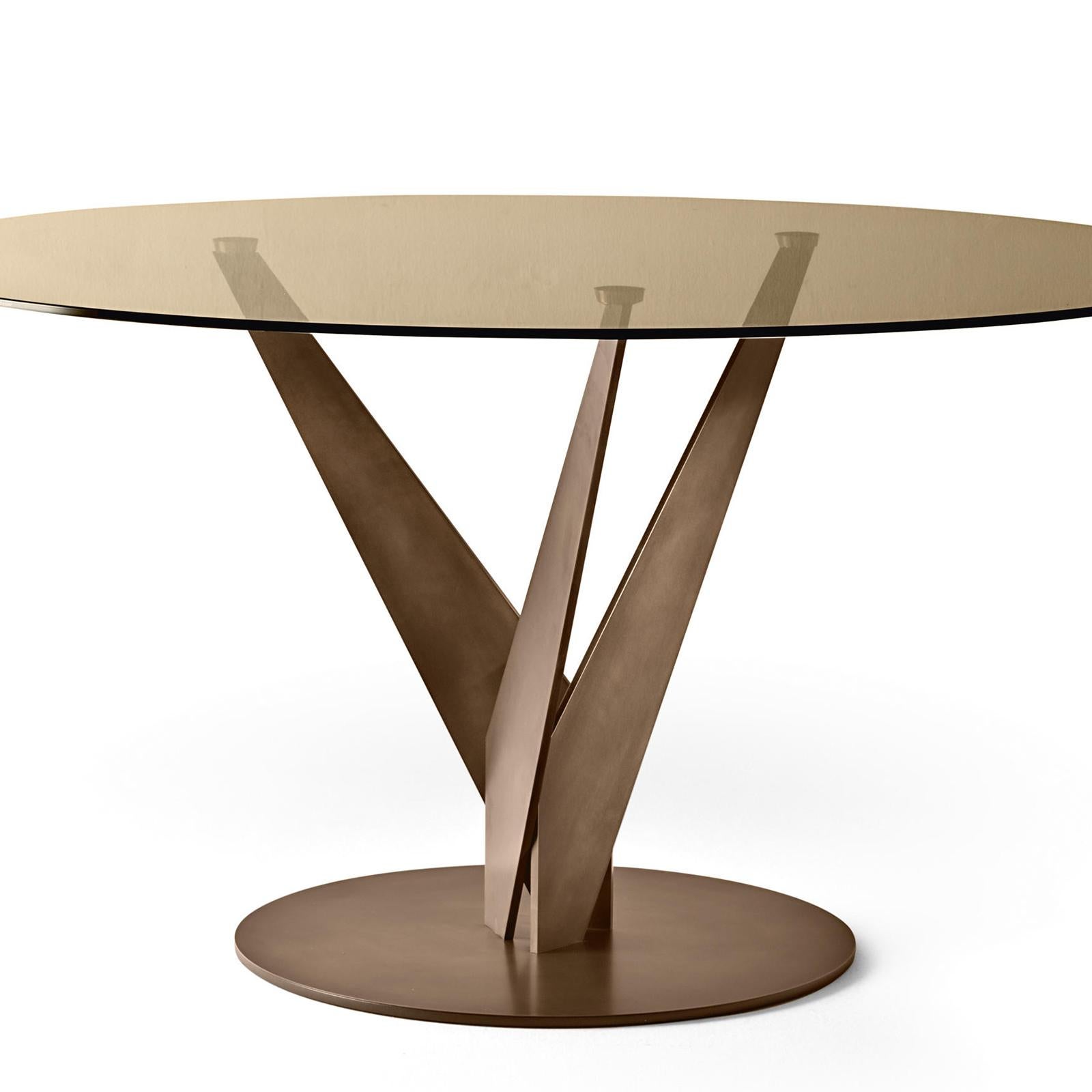 Table ellipse brass and bronzed with tempered bronzed
glass top, 10mm thickness. With burnished brass feet.
Available in:
Diameter 120 x height 75cm, price: 8600,00€.
Diameter 140 x height 75cm, price: 8900,00€.