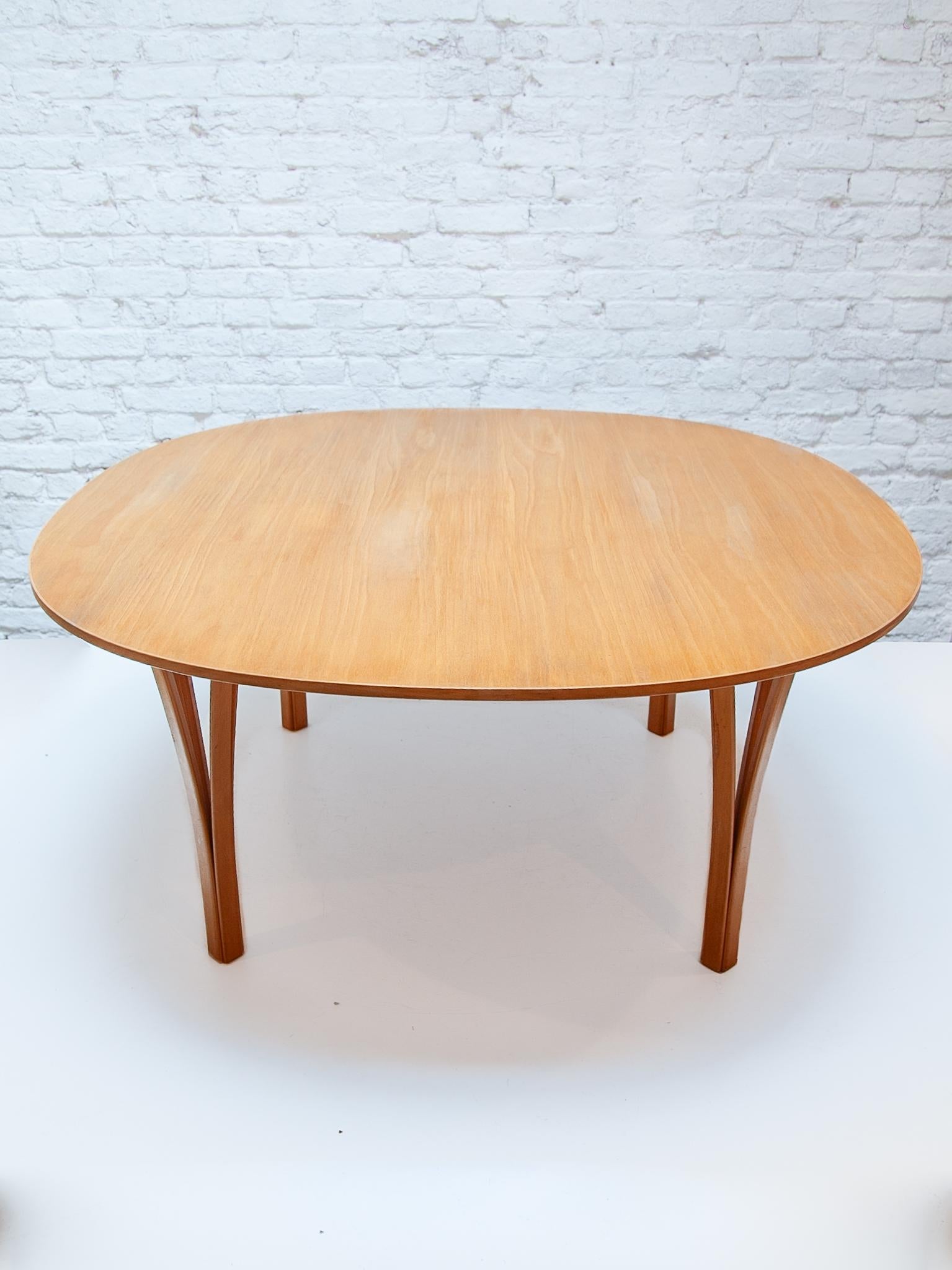  Table basse conçue par Piet Hein & Bruno Mathsson et produite par Fritz Hansen au Danemark en 1990. Cet exemplaire du Super-Elliptical est doté d'un superbe plateau en noyer avec un magnifique grain de bois, combiné avec les pieds en bois