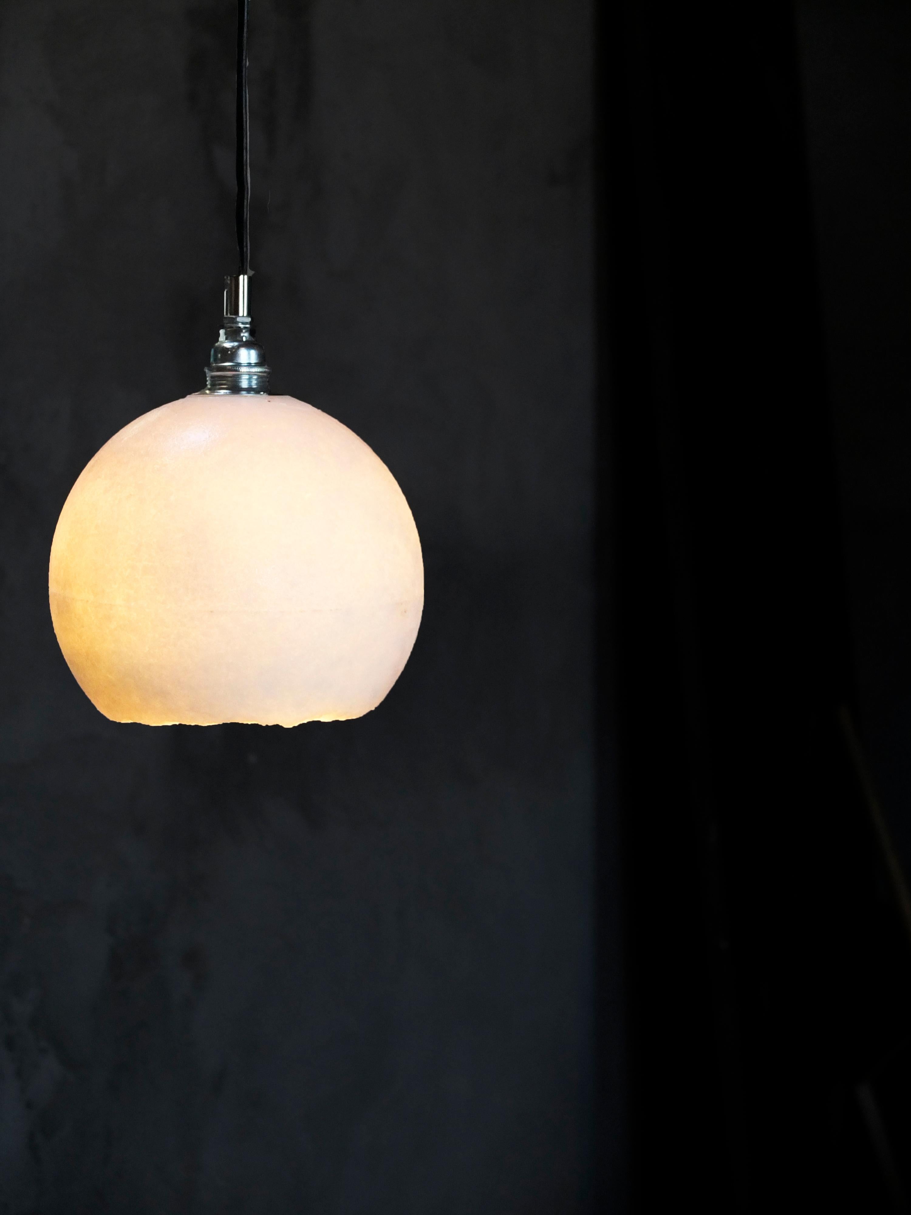 Ellipsen-Lampe von Roxane Lahidji
Abmessungen: D 35 x H 40 cm
MATERIAL: Marmorierte Salze
Eine einzigartige, preisgekrönte Technik, entwickelt von Roxane Lahidji

Preisträger der Bolia Design Awards 2019 und FD100 und in den Sammlungen des Design