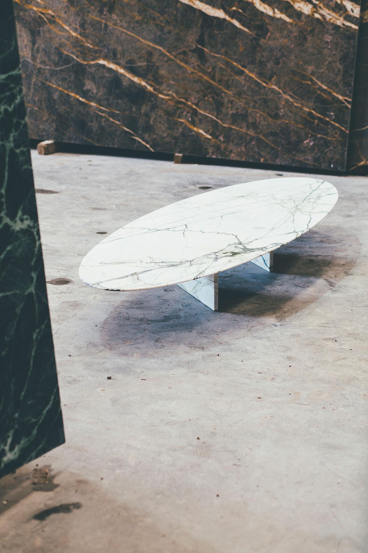 Ellipse low table by Jeroen Thys van den Audenaerde
Dimensions: 23.5 x 220 x 74 cm
Marble and brass.

Made of carefully chosen marble and fnished with functional
brass details. These collectible pieces come in a limited edition.

Barh is a