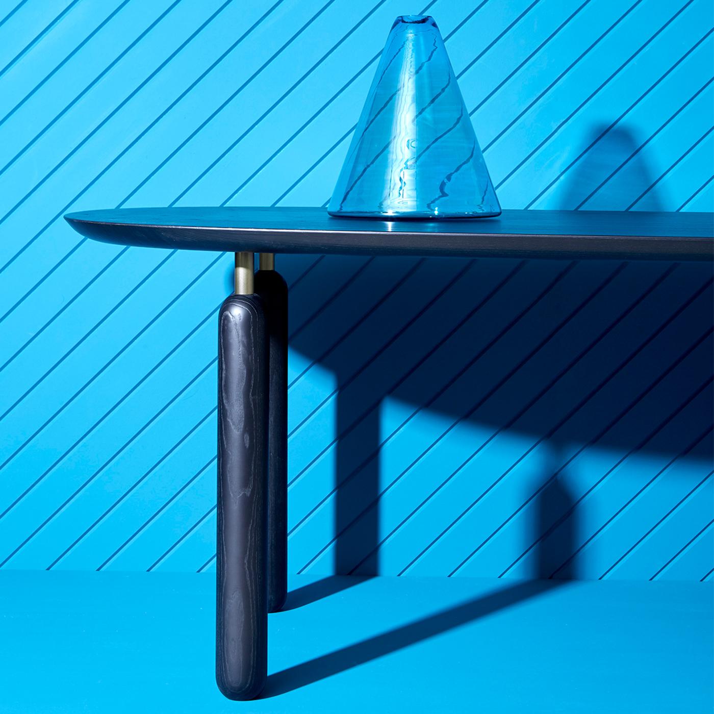 Der Ellipse Tisch ist eine faszinierende Ergänzung für ein modernes Esszimmer. Mit seinem stromlinienförmigen Design und seinen weichen Linien bietet er mühelose Eleganz und außergewöhnliche Funktionalität. Die große ovale Platte ist aus MDF mit