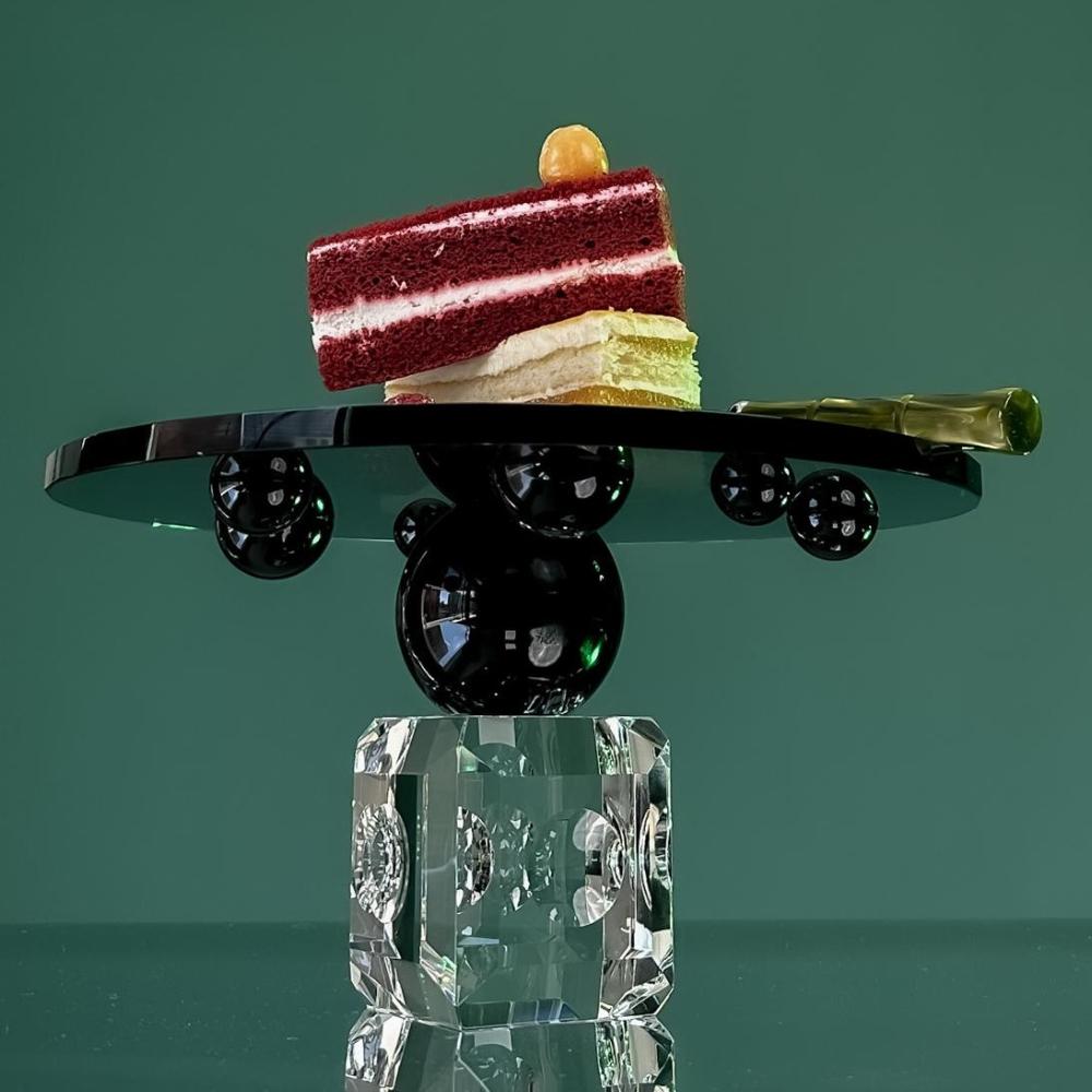  Der Ellipses Handmade Crystal Cake Stand ist ein atemberaubendes, modernes Servierstück aus Kristall, das Raffinesse mit Funktionalität verbindet. Dieser Tortenständer aus hochwertigem schwarzem und klarem Kristall hat ein einzigartiges