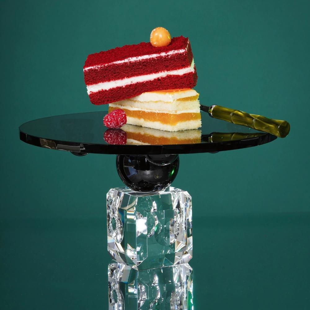 Ellipses Schwarz/Klar Handmade Crystal Cake Stand - Elegantes Servierstück (Zentralamerikanisch) im Angebot