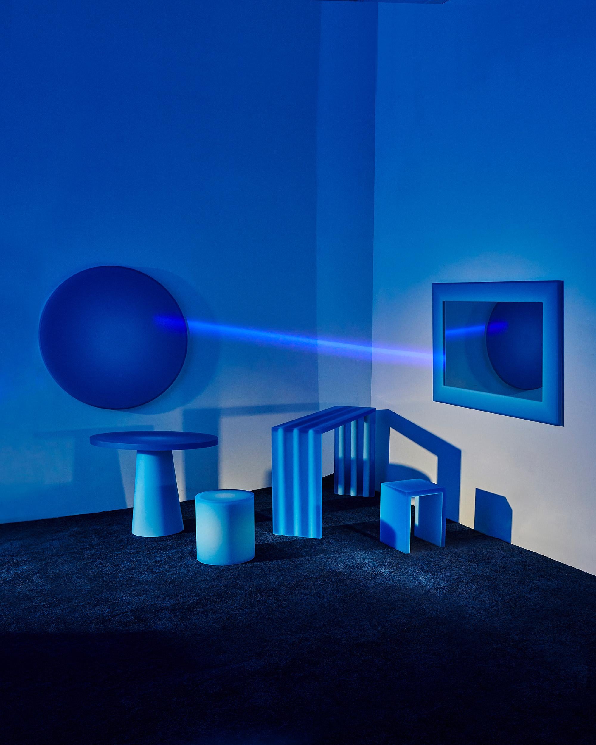 Elliptical Epoxy Resin Contemporary Breakfast Table in Gradient Blue by Facture For Sale 3