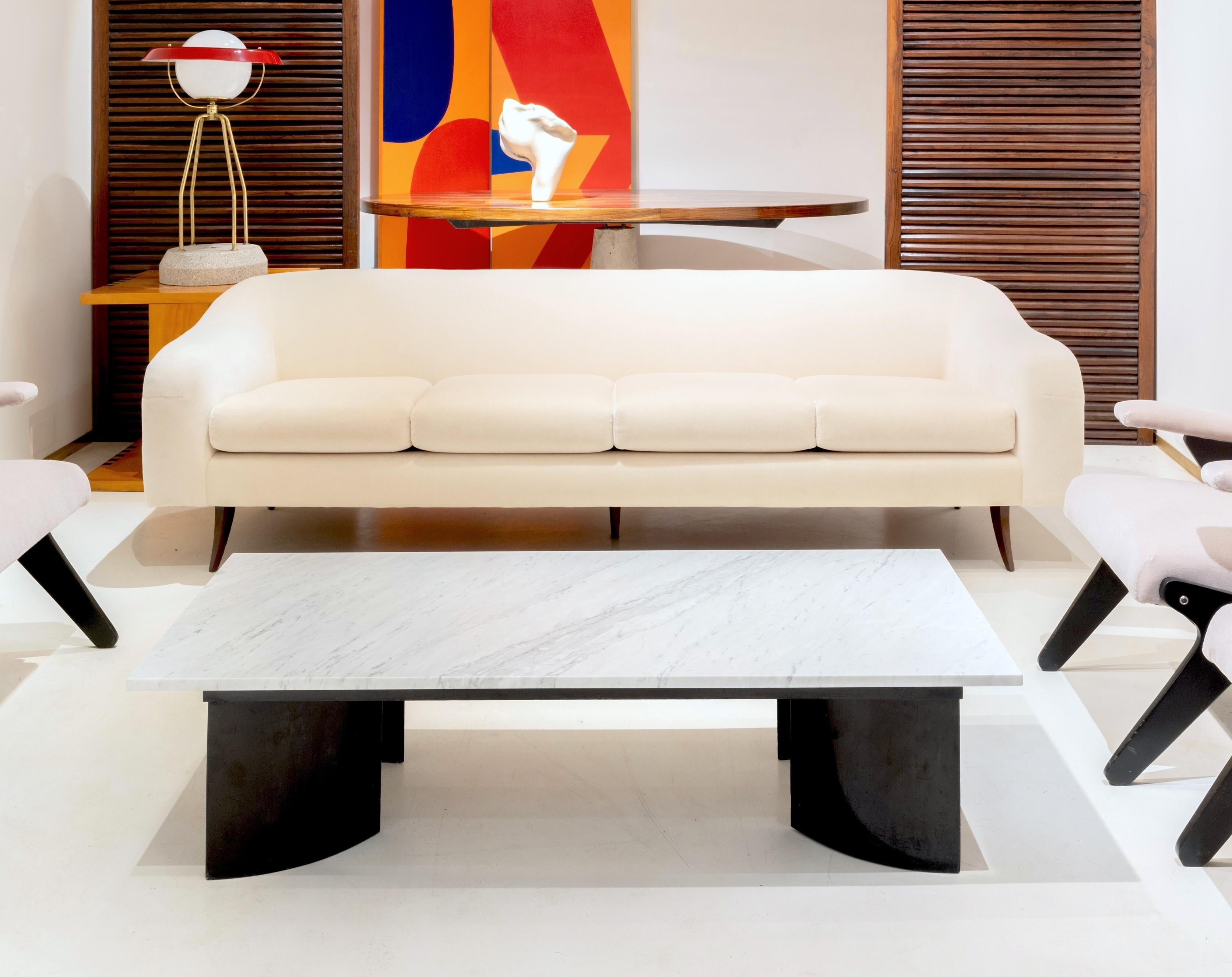 Couchtisch mit elliptischen Füßen von Joaquim Tenreiro (Moderne der Mitte des Jahrhunderts) im Angebot
