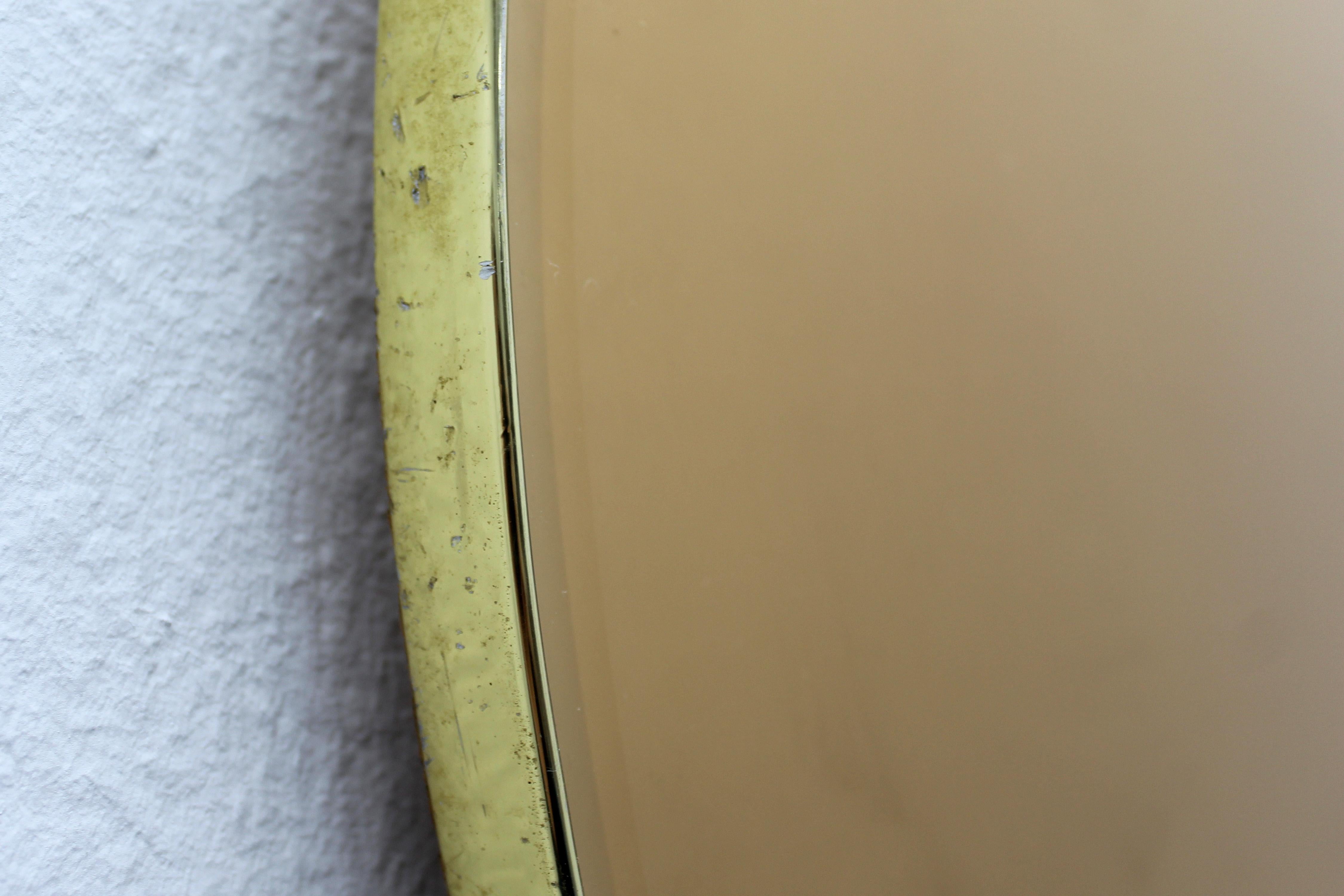 Milieu du XXe siècle Miroir mural elliptique doré avec cadre en aluminium doré Italie, années 60 en vente