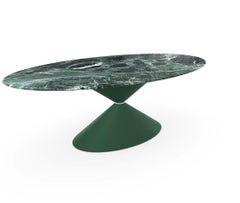 Mesa elíptica en forma de reloj de arena con tablero de mármol y base de metal lacado