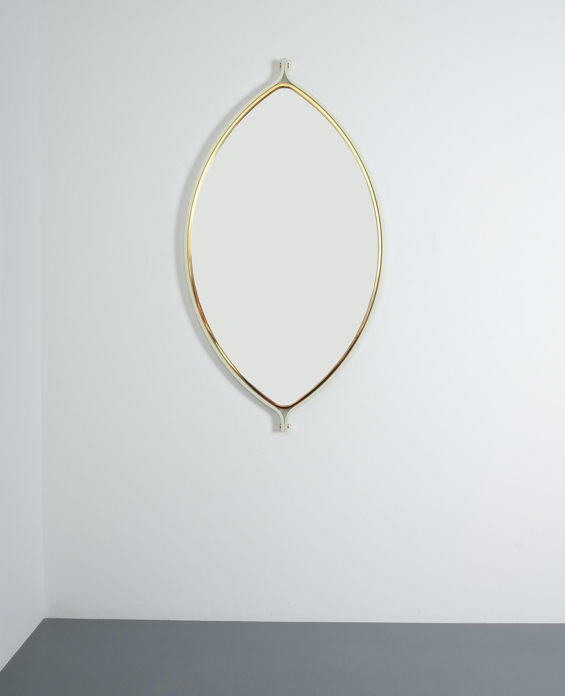 Spiegel mit elliptischem Vintage-Objektiv, Mitte des Jahrhunderts, Italien, um 1970

Seltener Spiegel, bestehend aus 2 Schichten aus Messing und weiß lackiertem Metall. Guter Zustand, einige Flecken und oberflächliche Kratzer auf dem