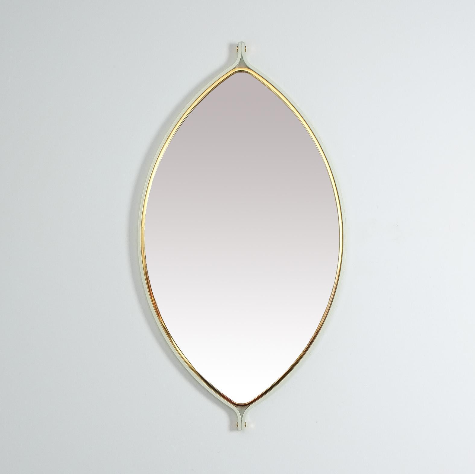 Spiegel mit elliptischer Linse, weiß lackiert, Messing, Mitte des Jahrhunderts, Italien im Angebot 1
