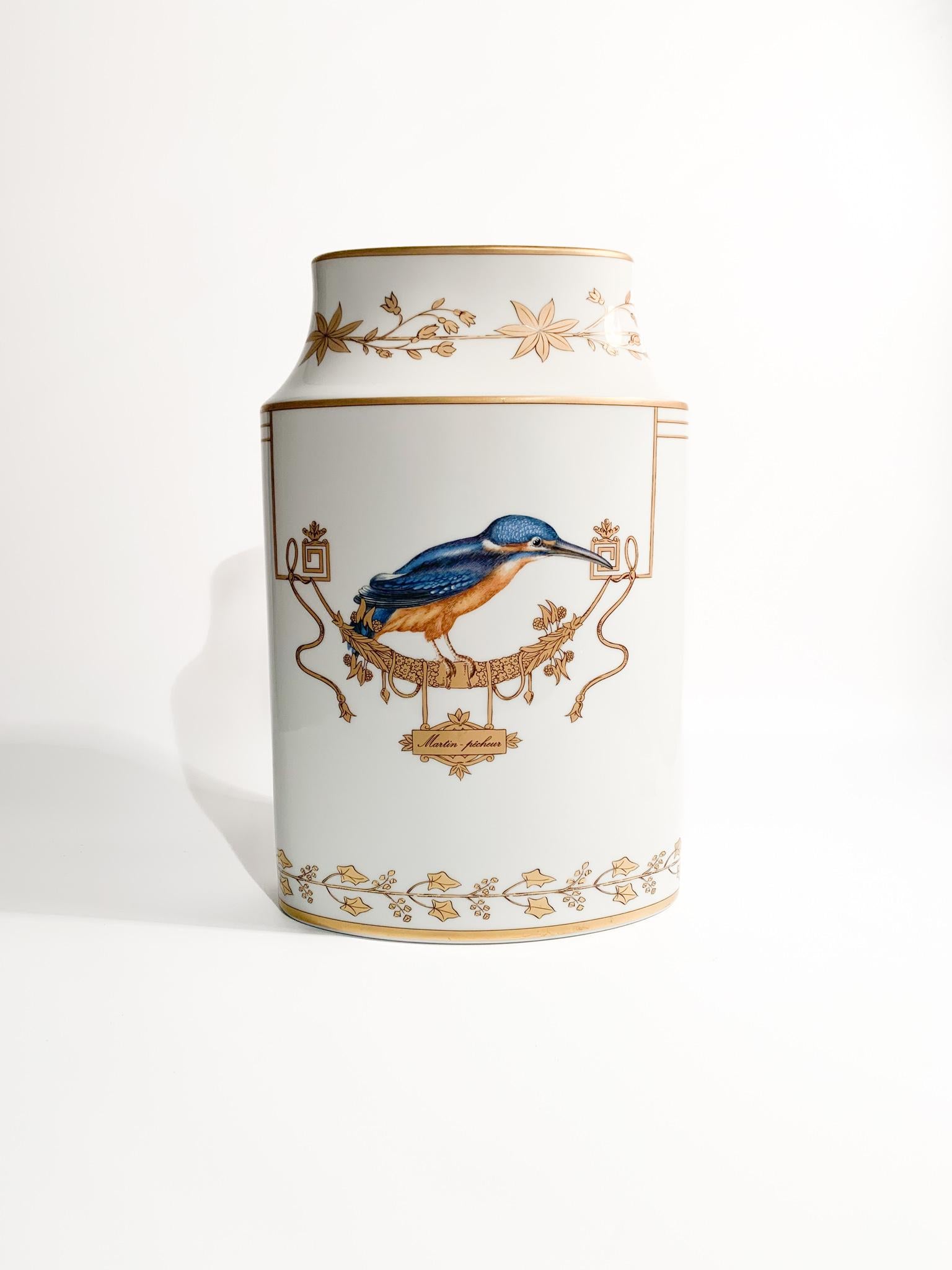 Elliptical porcelain vase by Ginori 1735, Volière collection, depicting a decoration with Kingfisher, Perroquet Nestor and pure gold. 

Ø cm 20 Ø cm 10 h cm 28

Company of Lombard origin founded in 1896 when the Marquis Carlo Ginori, passionate