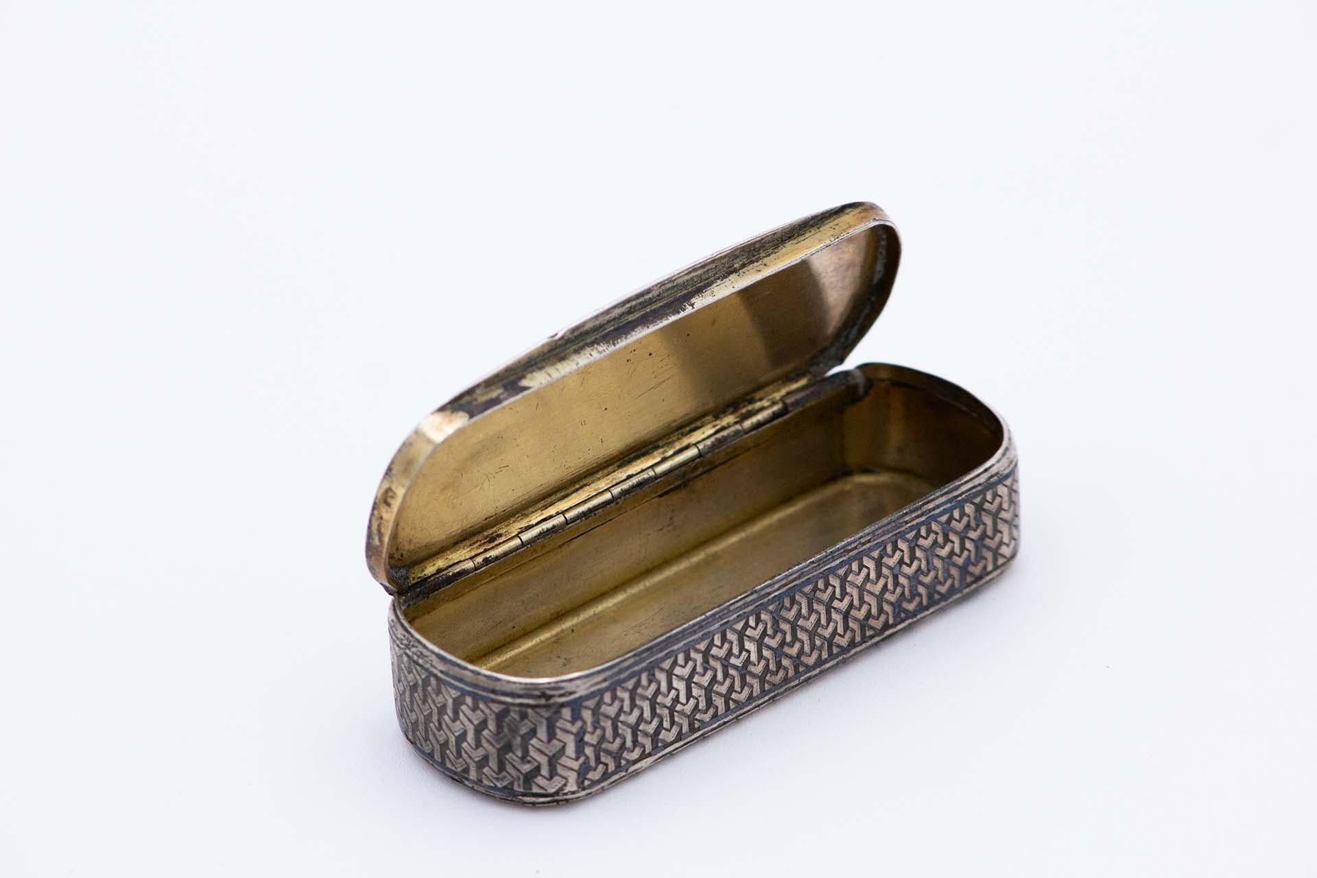 Elliptical shaped nickel silver snuff box In Good Condition For Sale In Porto, PT