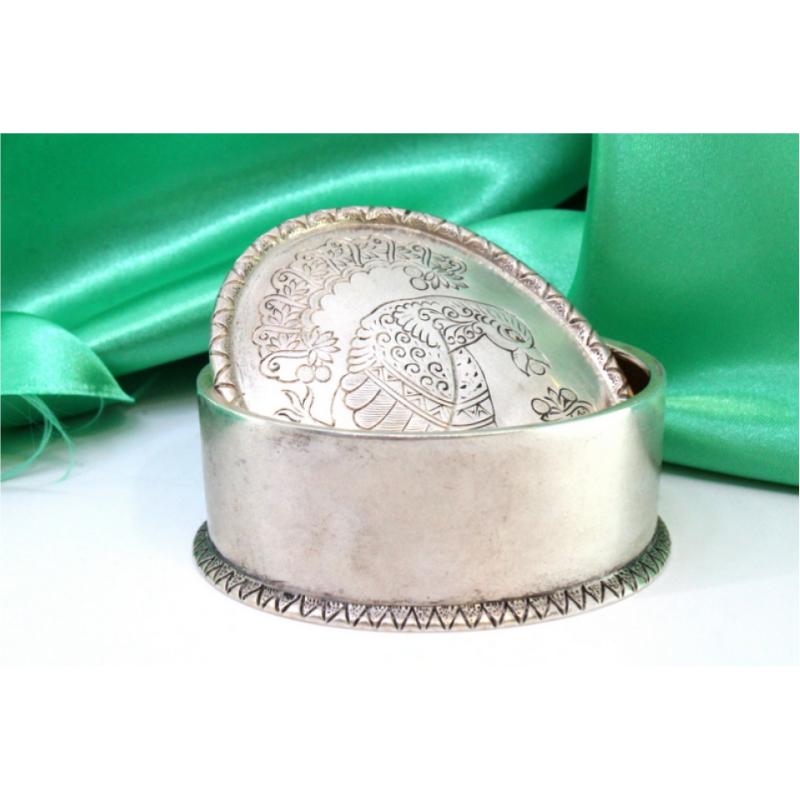 European Elliptical silver box with bird-engraved lid and friezes For Sale