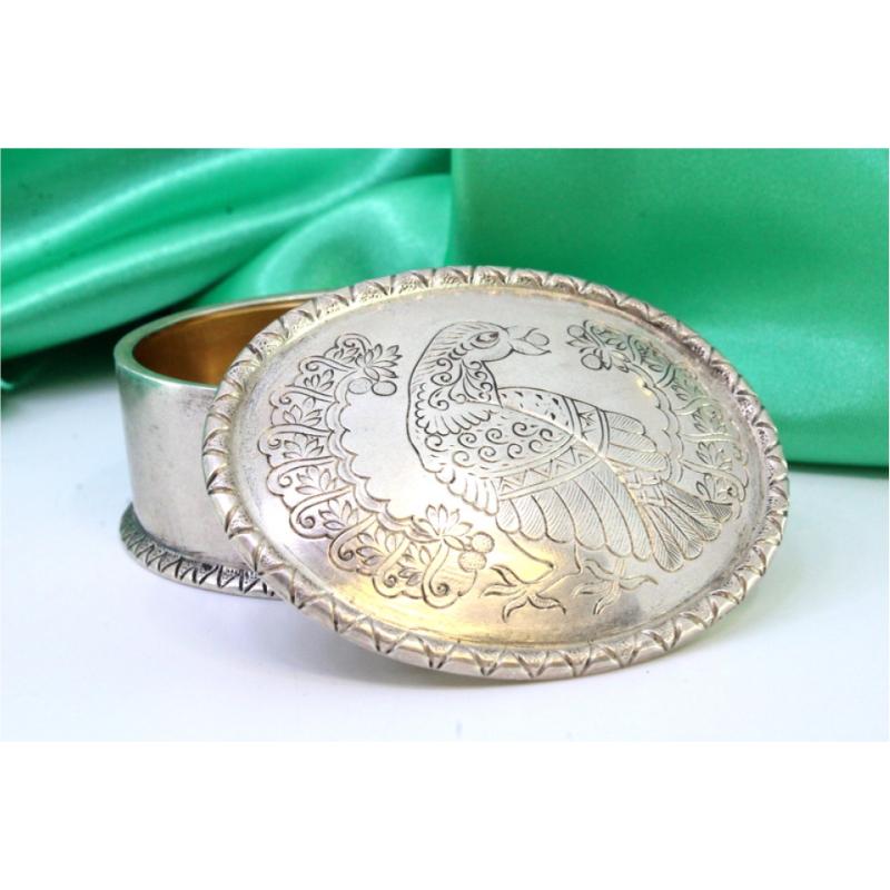 Elliptical silver box with bird-engraved lid and friezes In Good Condition For Sale In Porto, PT