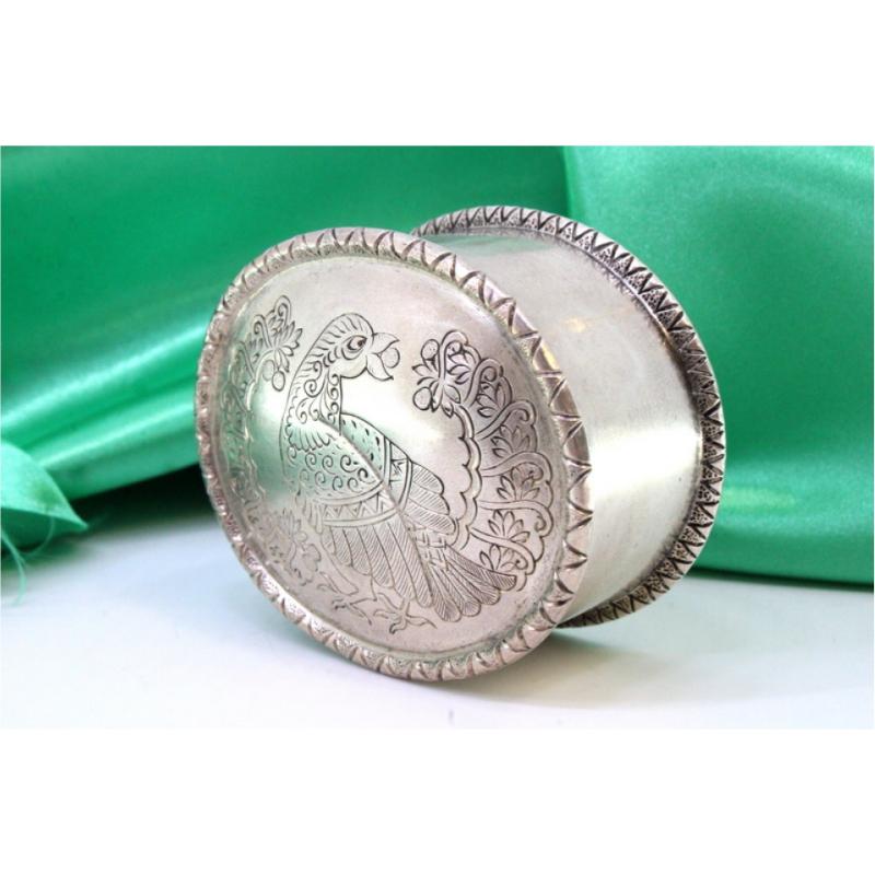 Silver Elliptical silver box with bird-engraved lid and friezes For Sale