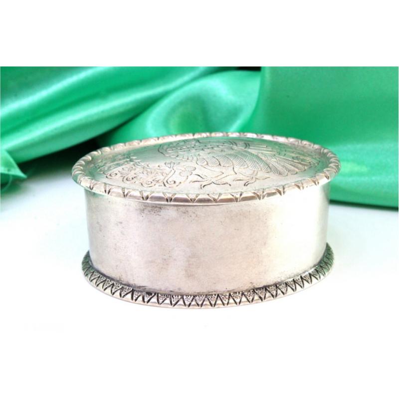 Elliptical silver box with bird-engraved lid and friezes For Sale 1