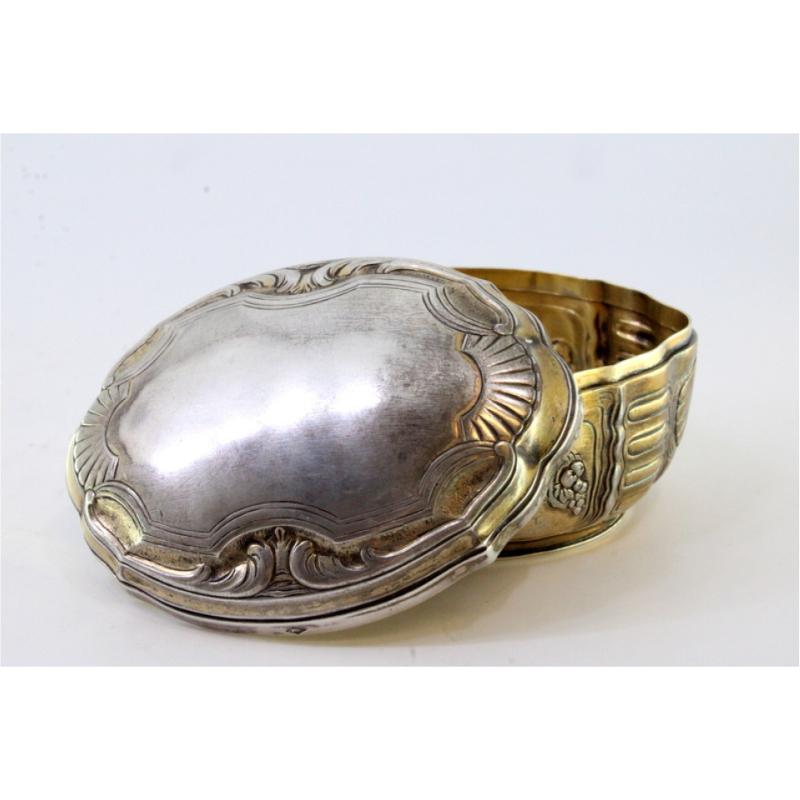 Elliptical silver box with reliefs surrounding monogram cards, gold interior For Sale 1