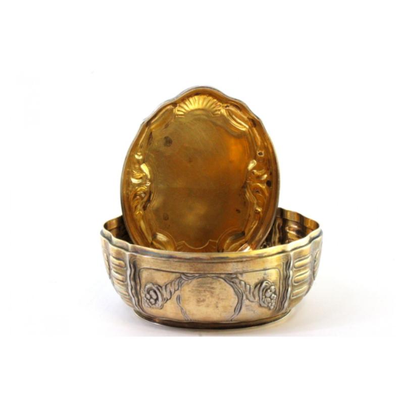 Elliptical silver box with reliefs surrounding monogram cards, gold interior For Sale 2