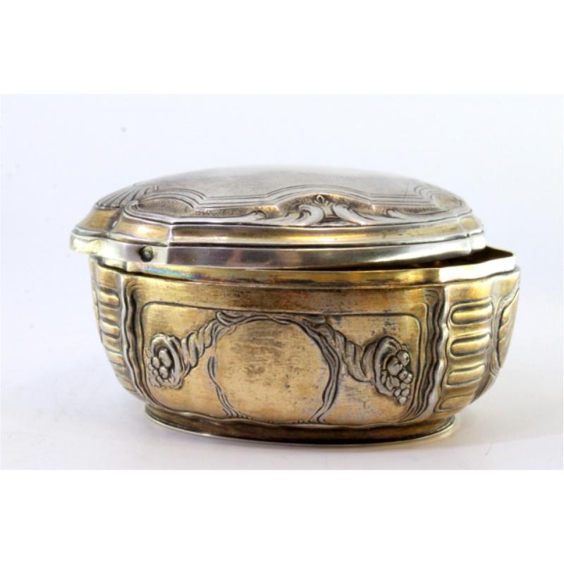 Elliptical silver box with reliefs surrounding monogram cards, gold interior For Sale 3