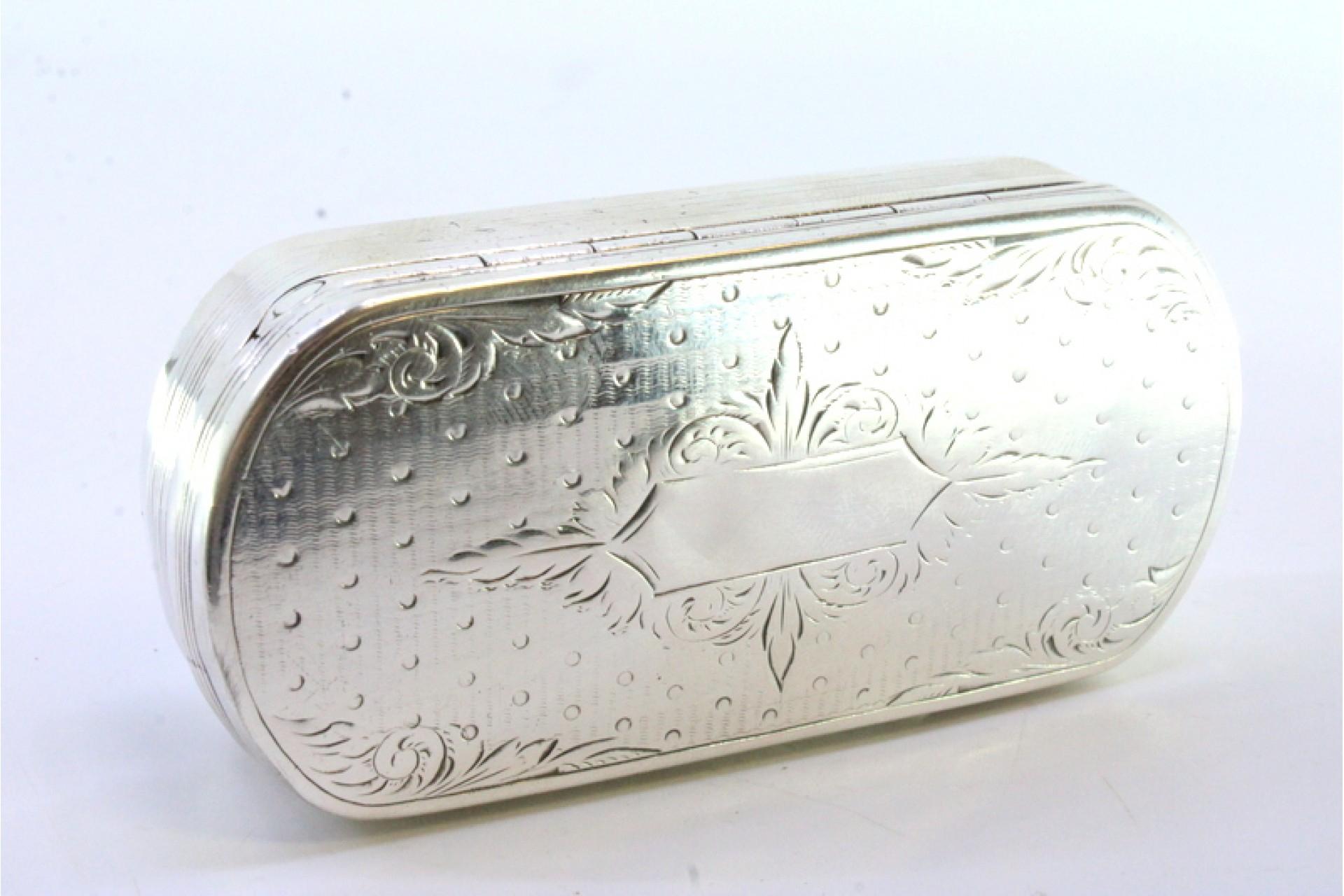 Elliptical silver snuff box with friezes and monogram cartouche In Good Condition For Sale In Porto, PT