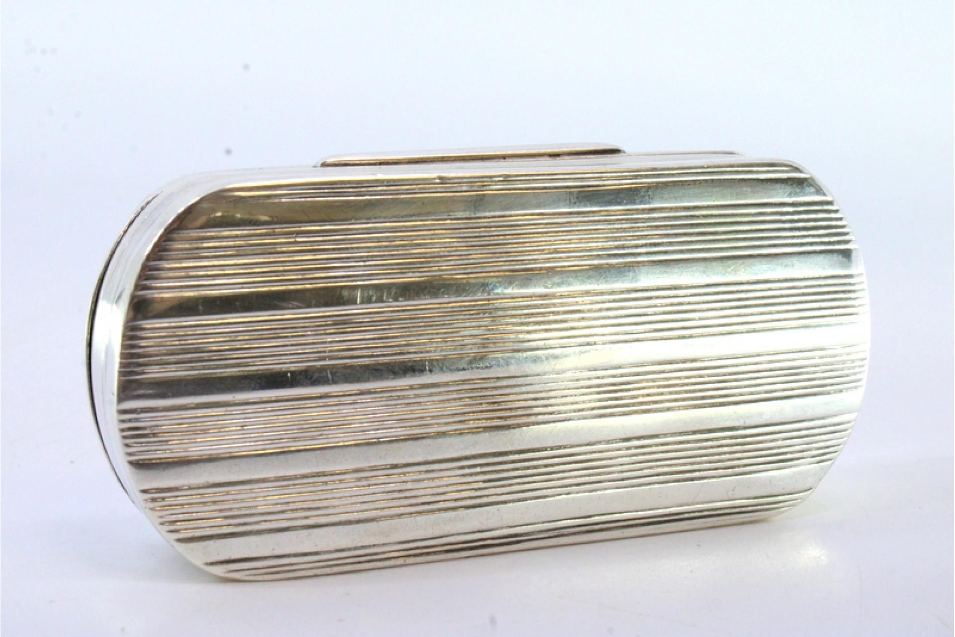 Elliptical silver snuff box with friezes and monogram cartouche For Sale 1