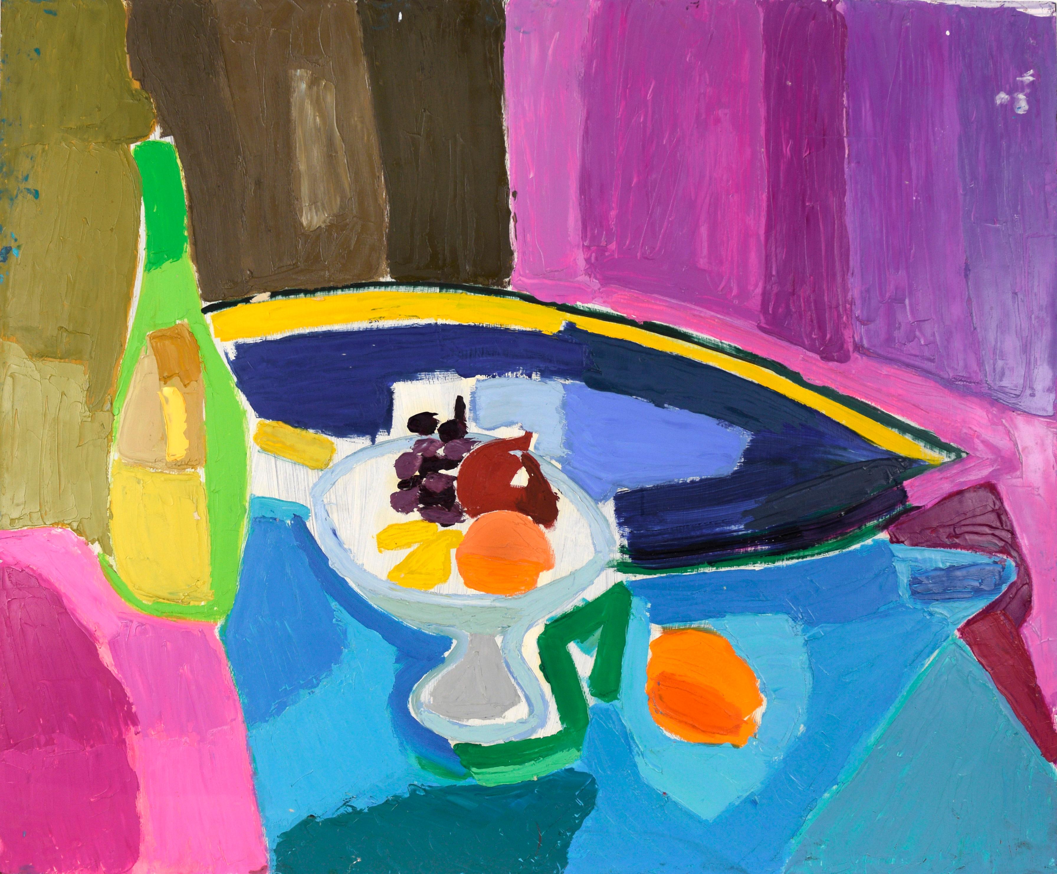 Nature morte moderniste à blocs de couleurs avec coupe de fruits d'Ellis Hopkins (américain, né en 1952). 

Cette nature morte audacieuse représente un bol de fruits jaune posé sur une table à côté d'une longue bouteille, d'un couteau et d'agrumes.