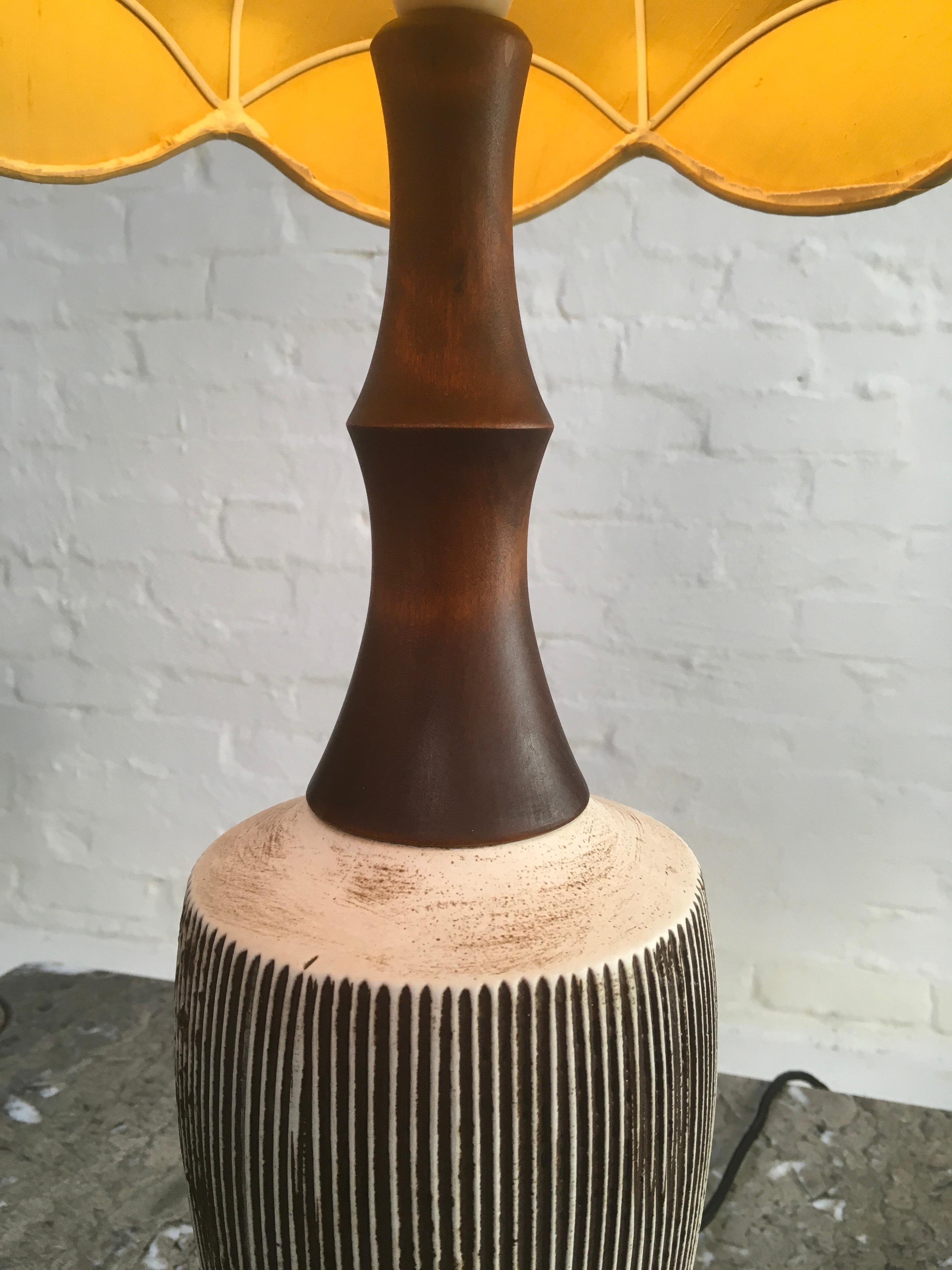 Tischlampenfuß aus Sgraffito-Keramik und Walnussholz von Ellis Pottery, Melbourne, 1950er Jahre im Angebot 4