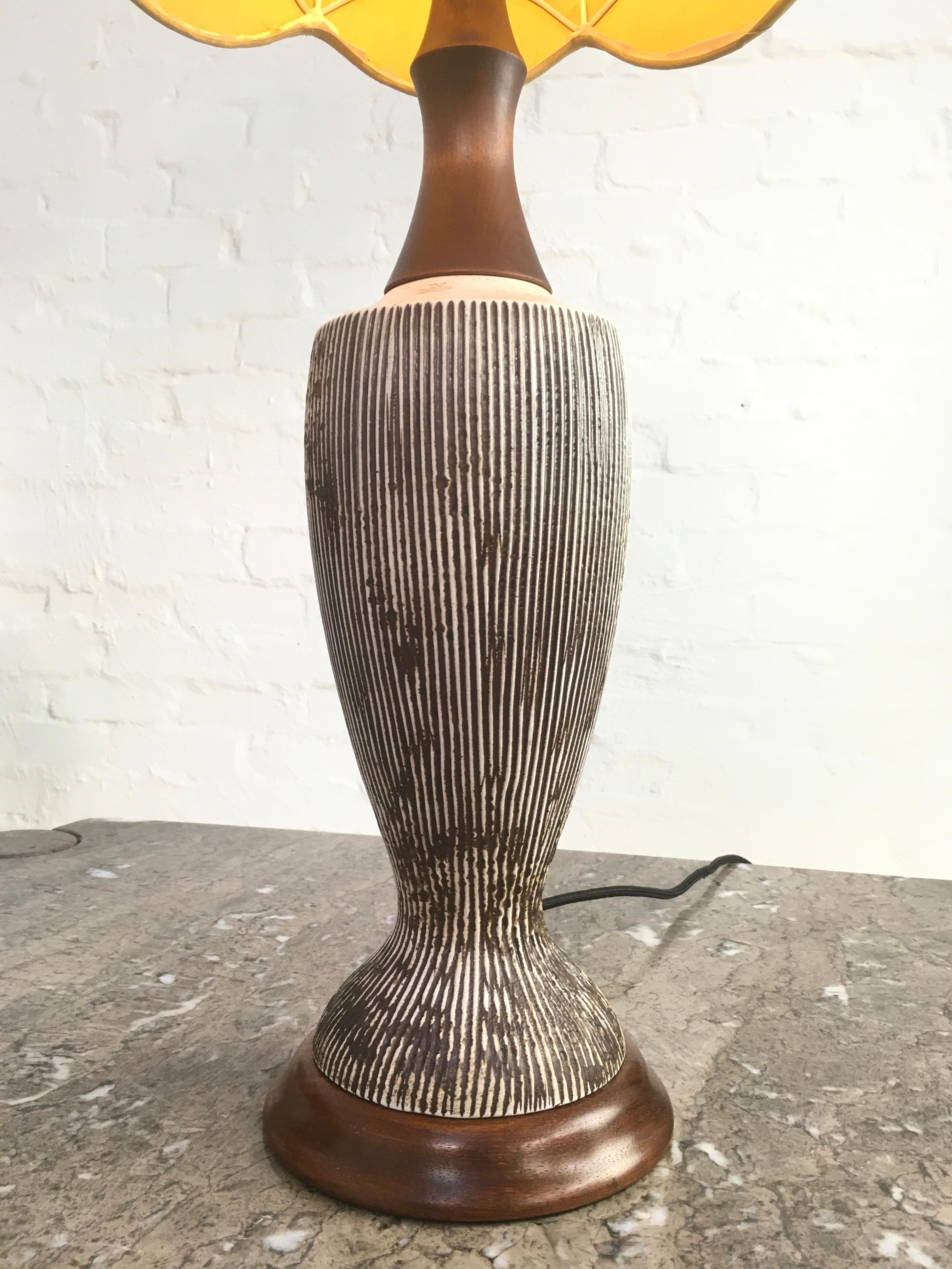 Tischlampenfuß aus Sgraffito-Keramik und Walnussholz von Ellis Pottery, Melbourne, 1950er Jahre im Angebot 2