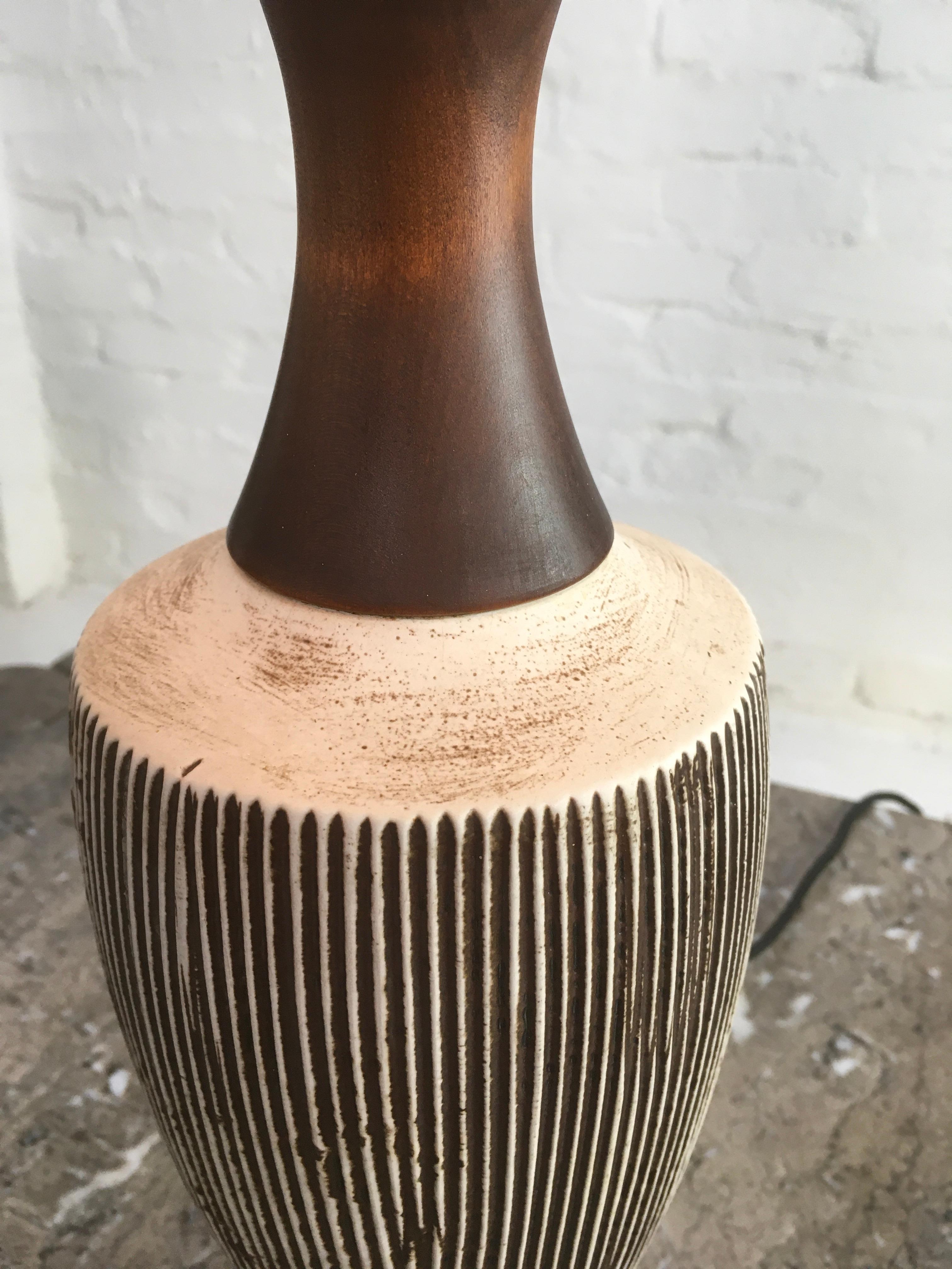 Tischlampenfuß aus Sgraffito-Keramik und Walnussholz von Ellis Pottery, Melbourne, 1950er Jahre im Angebot 3