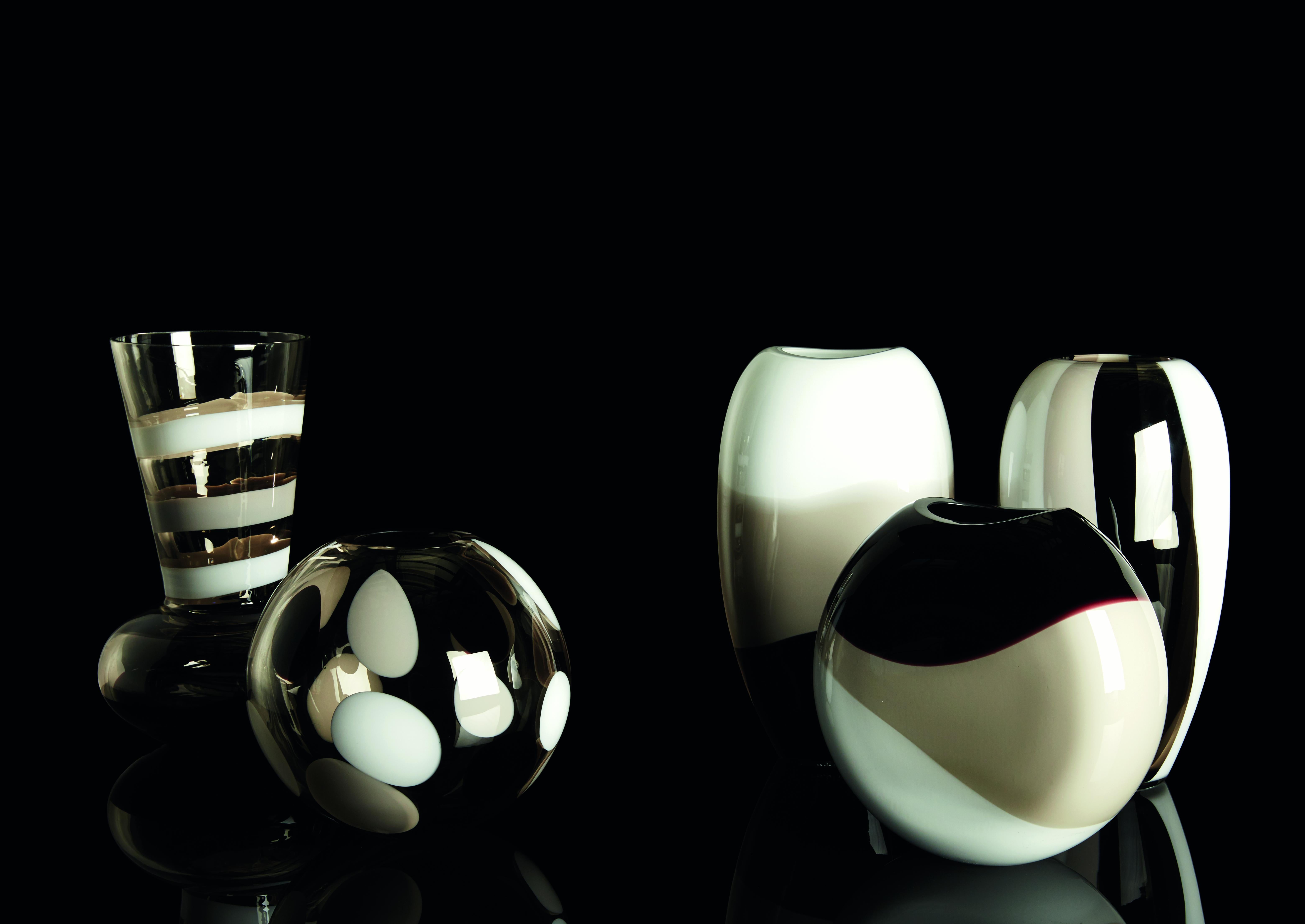Ellisse wurde als Weiterentwicklung der Vase Ogiva geschaffen und ist ein Objekt, das dank seiner komplexen Bearbeitung im heißen Zustand ein perfektes Gleichgewicht zwischen seinen chromatischen Komponenten erreicht und starke Emotionen hervorruft.