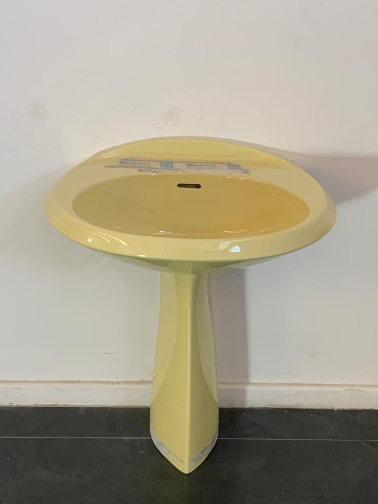 After the success of Gio Ponti's Z and Oneline series, Ideal Standard produced the Elisse line. A new concept that was smaller, functional and of great quality. This vitreous china model was a success, excelling in the 1980s and undergoing