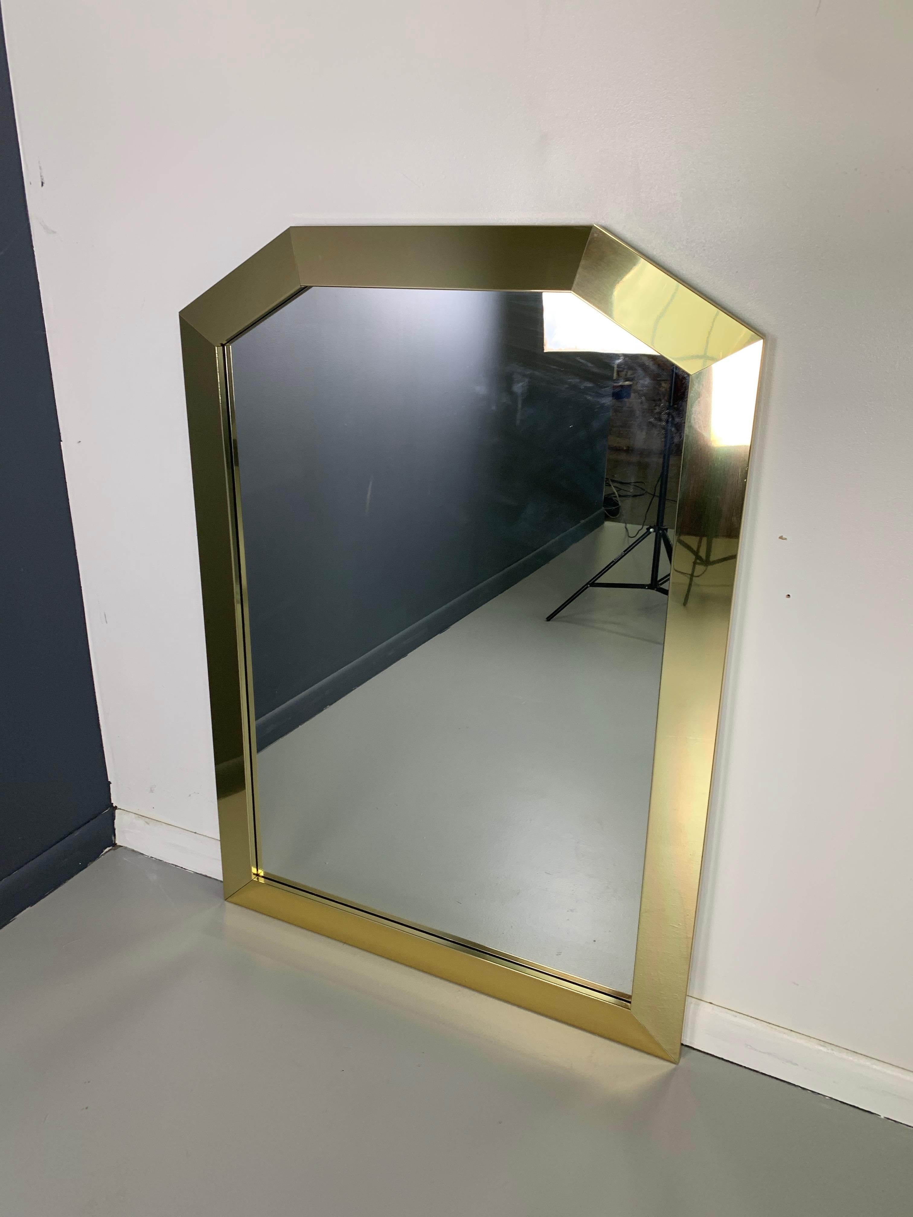 Cet impressionnant miroir encadré en laiton a un cadre épais en laiton et est fait avec une merveilleuse qualité, lourd et en grand état.

Ce miroir montre l'influence d'artistes des années 1980 tels que Paul Evans et Curtis Jere.