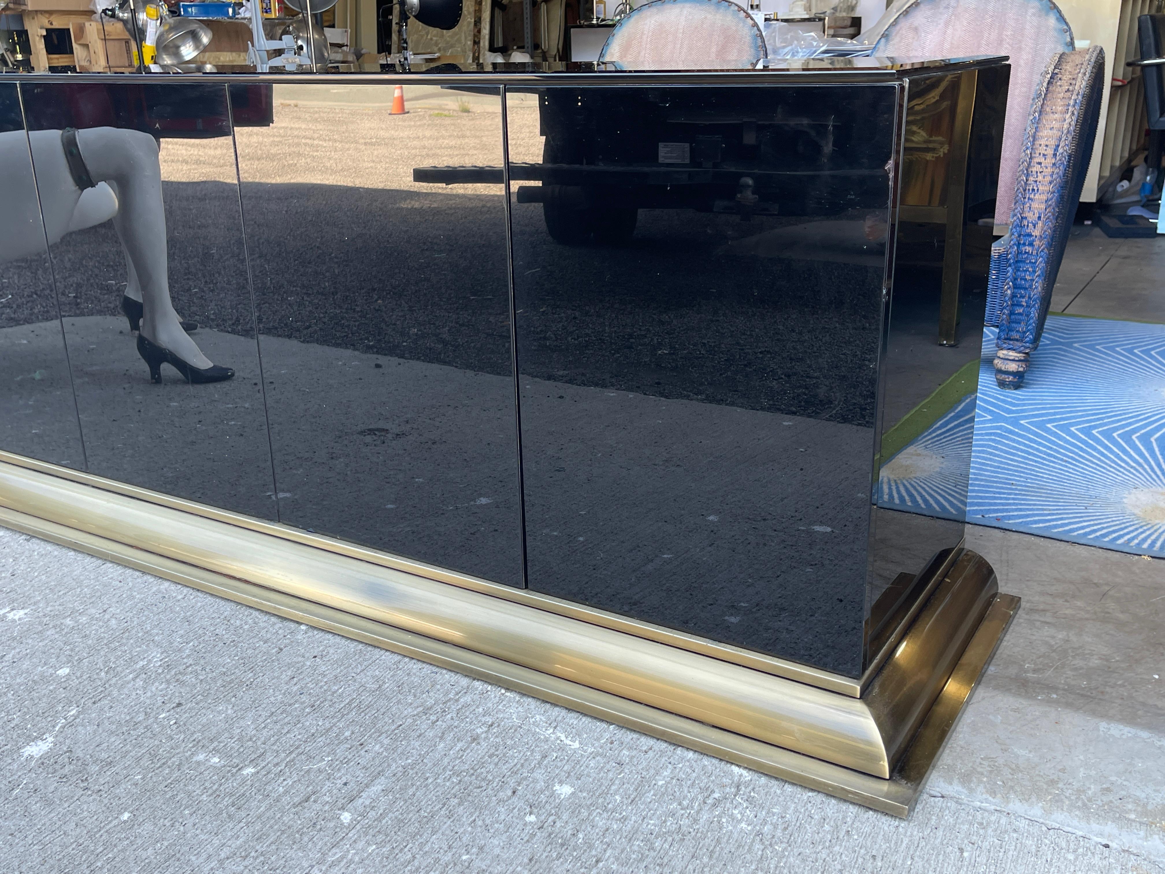 Credenza a quattro ante in vetro nero di Ello con base in ottone in vendita 3
