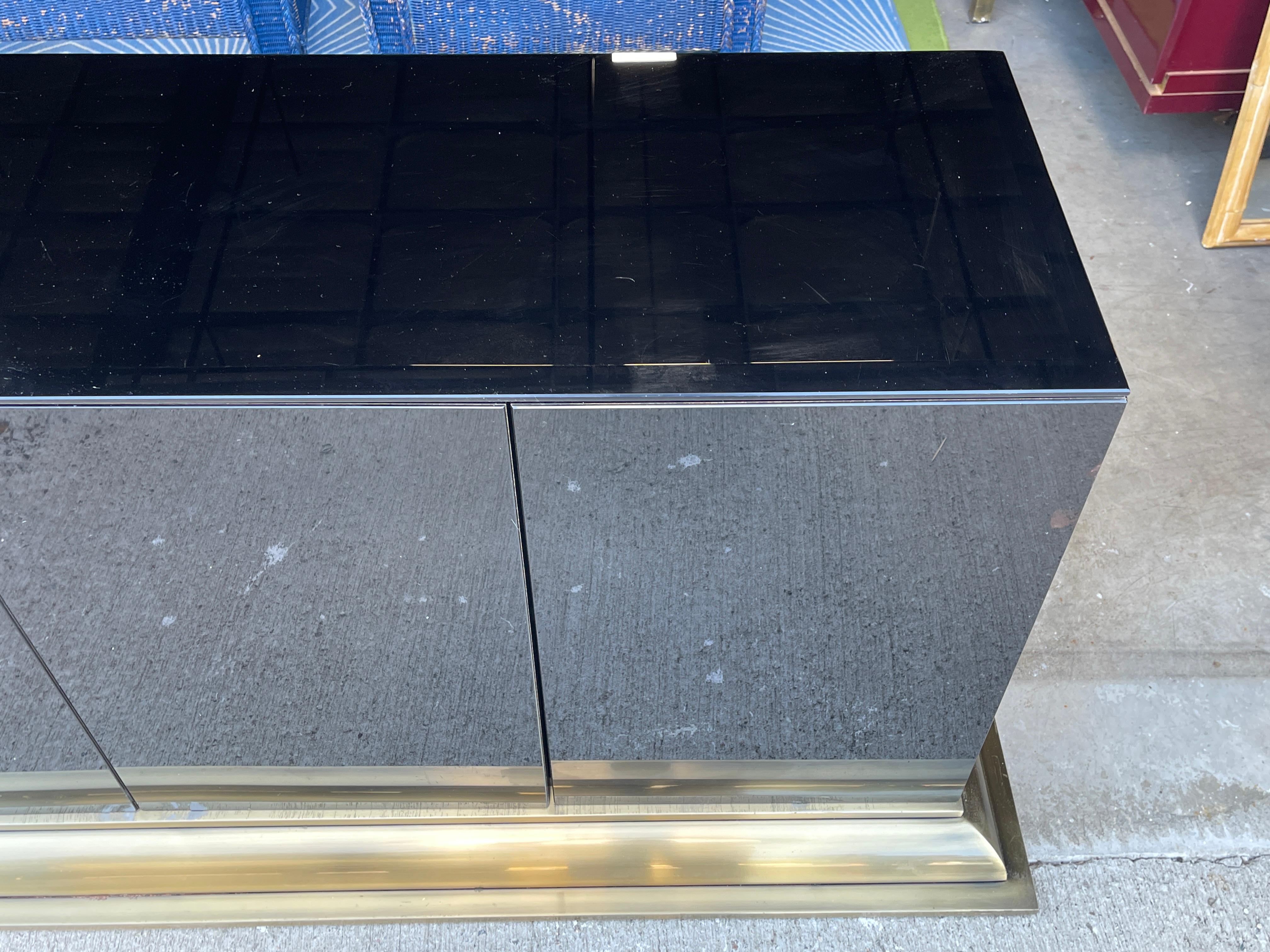 Credenza a quattro ante in vetro nero di Ello con base in ottone in vendita 4
