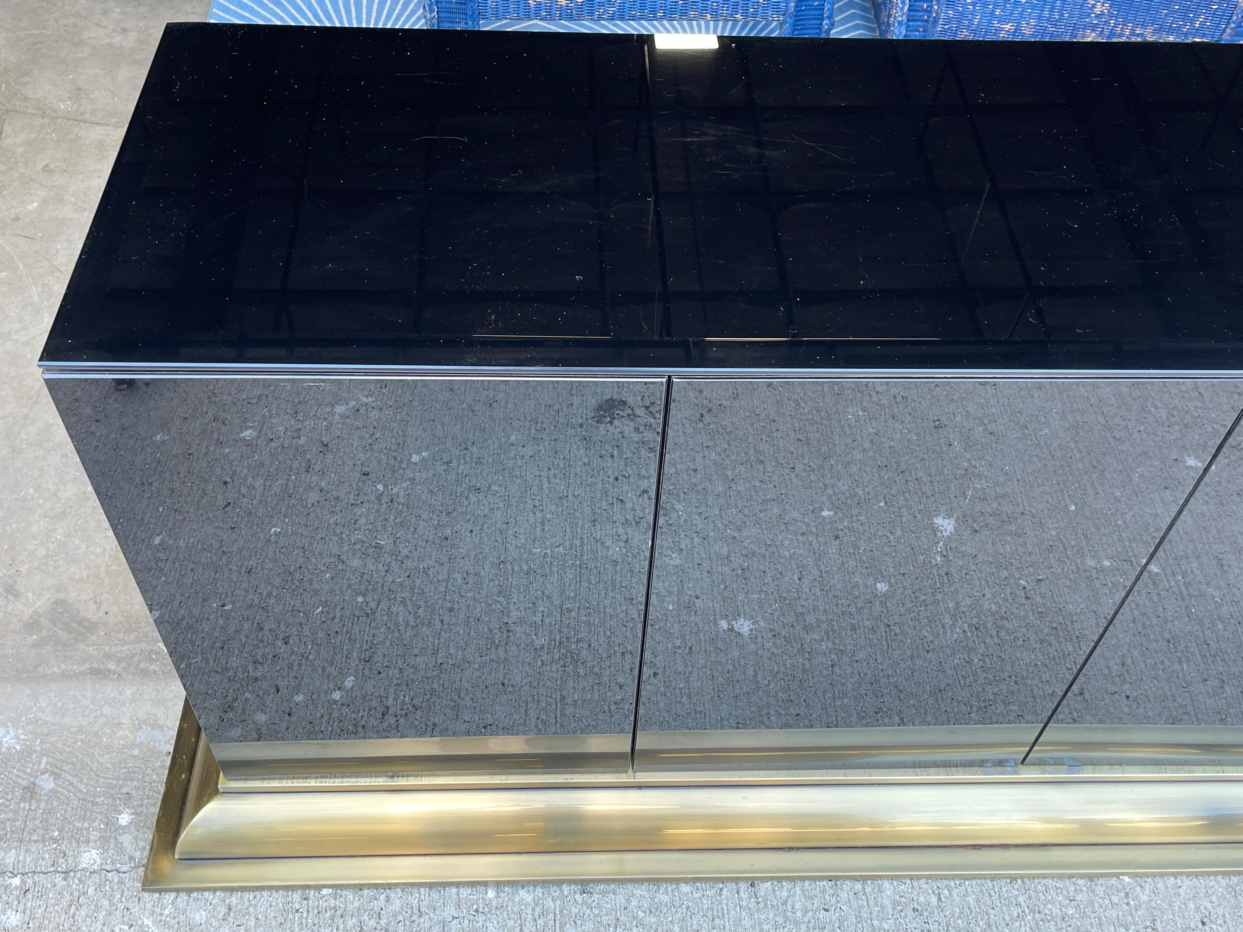 Credenza a quattro ante in vetro nero di Ello con base in ottone in vendita 5