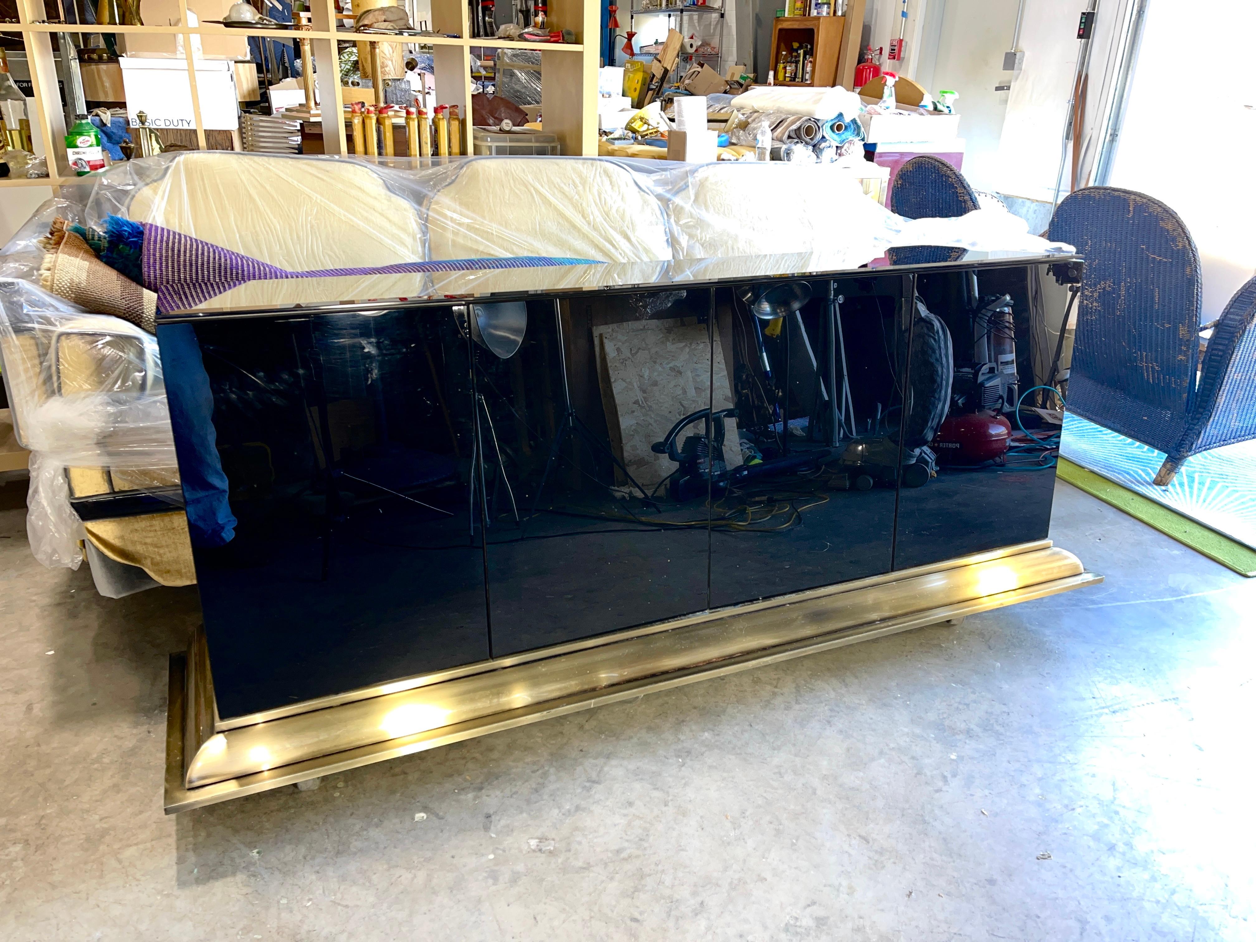 Credenza a quattro ante in vetro nero di Ello con base in ottone in vendita 6